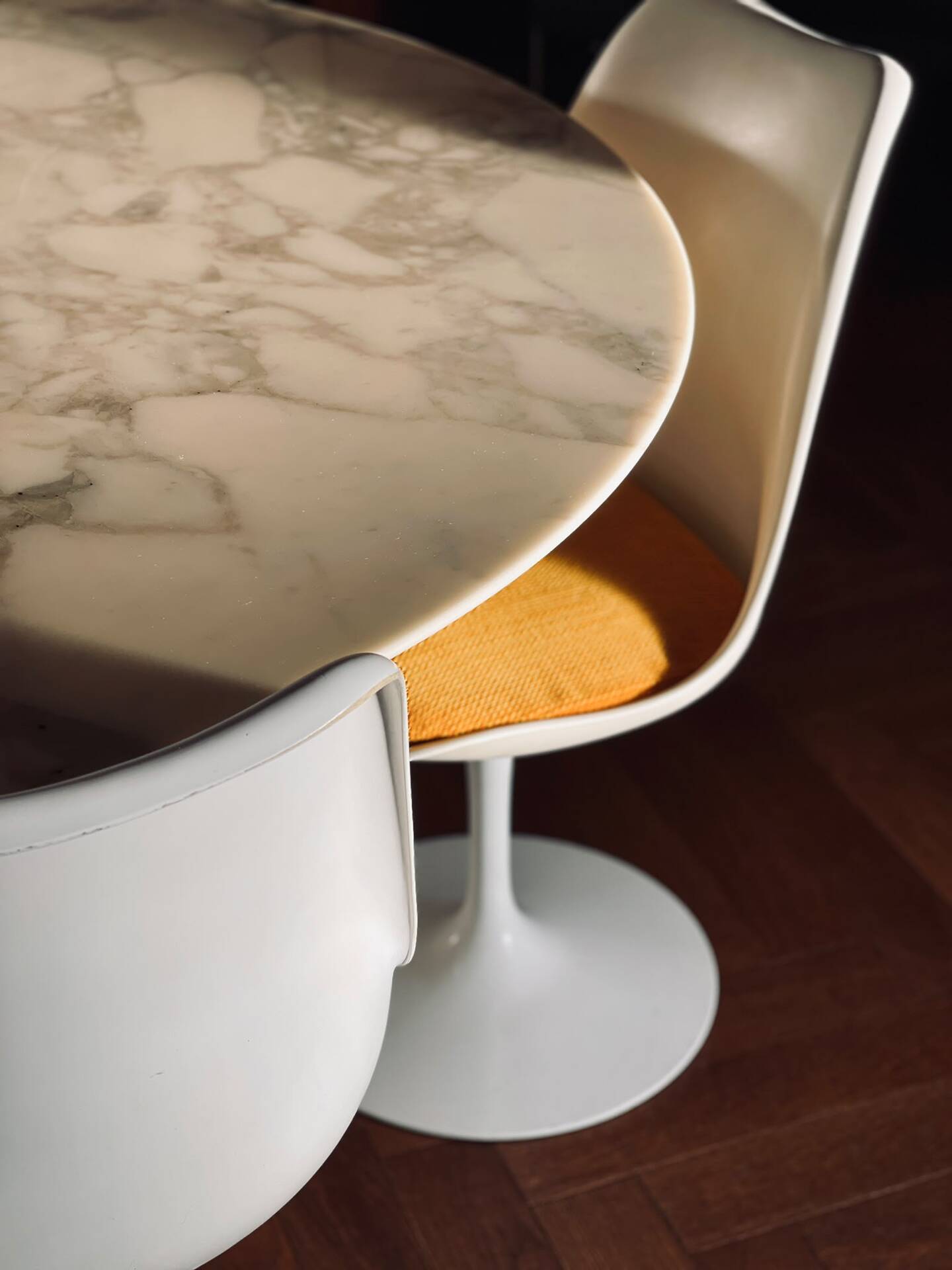 Tulip Knoll Table Saarinen + 4 chairs – Vintage design – Calacatta marble