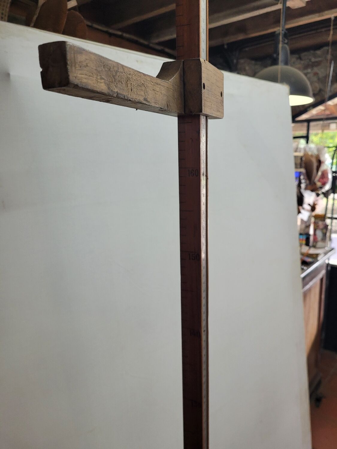 Toise de mesure ancienne en bois sur socle