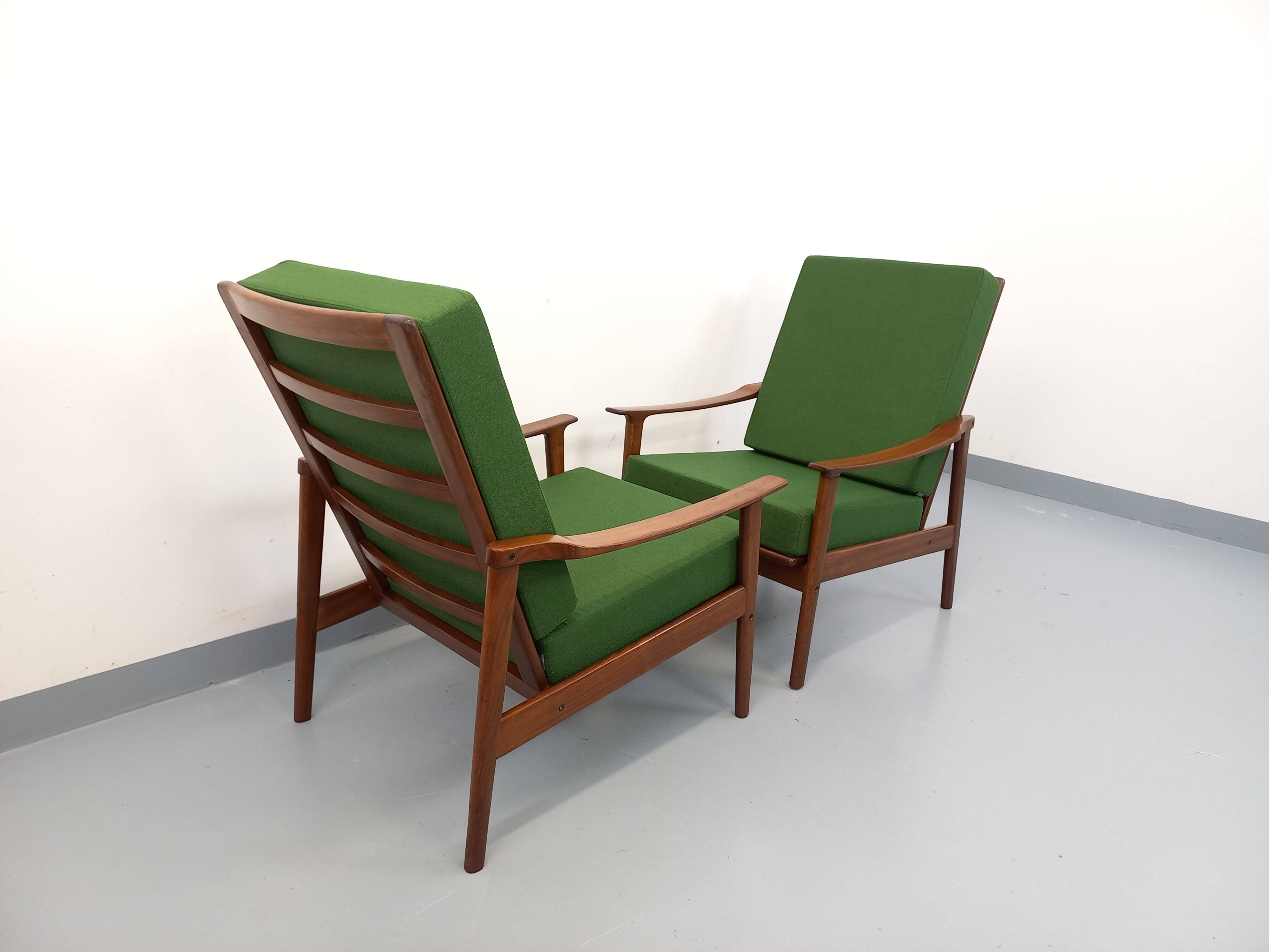 Paire de fauteuils scandinaves vintage en teck et tissu vert des années 60