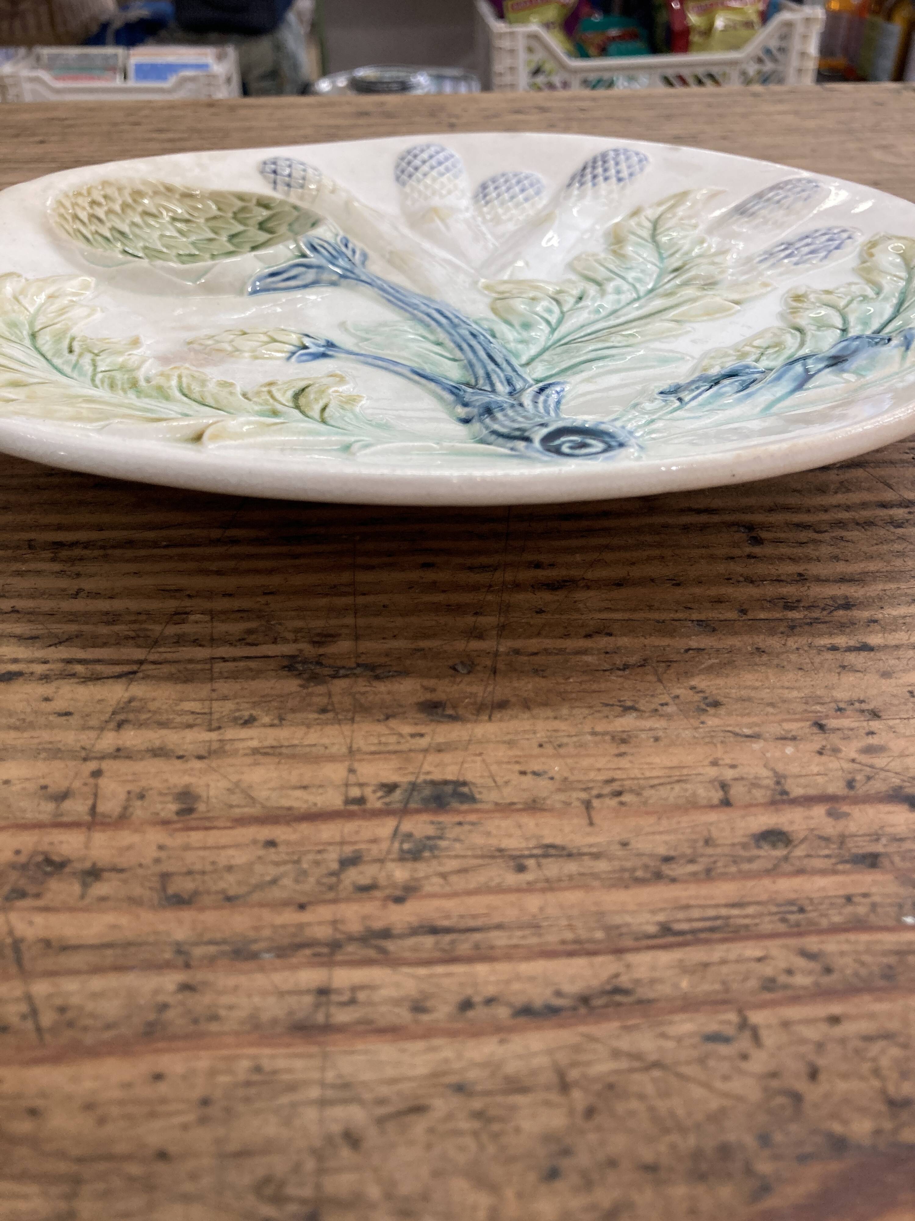 Plate with asparagus and artichokes in splash of Luneville