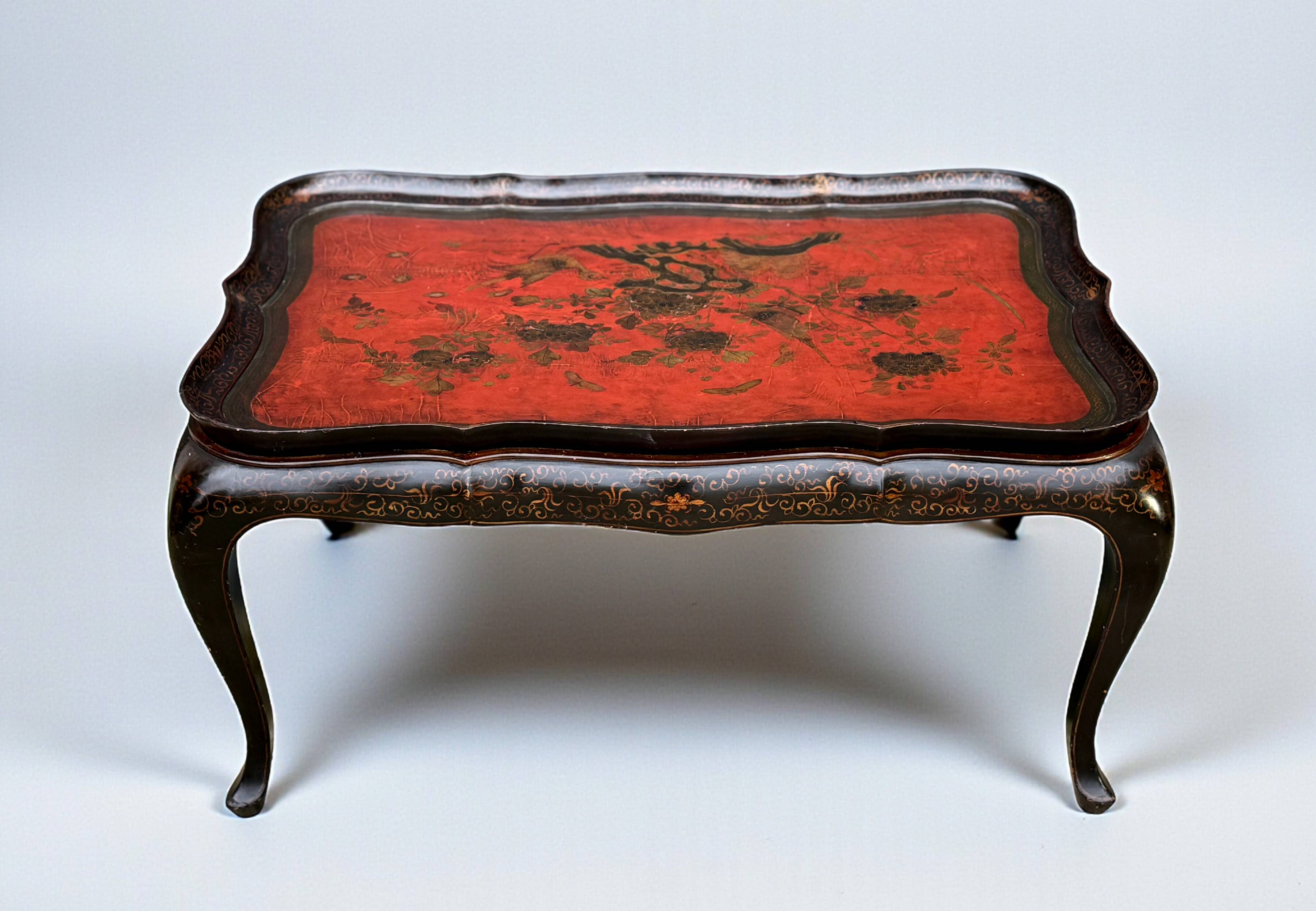 Low table in chinese black and red lacquer from the 19th century with independent tray