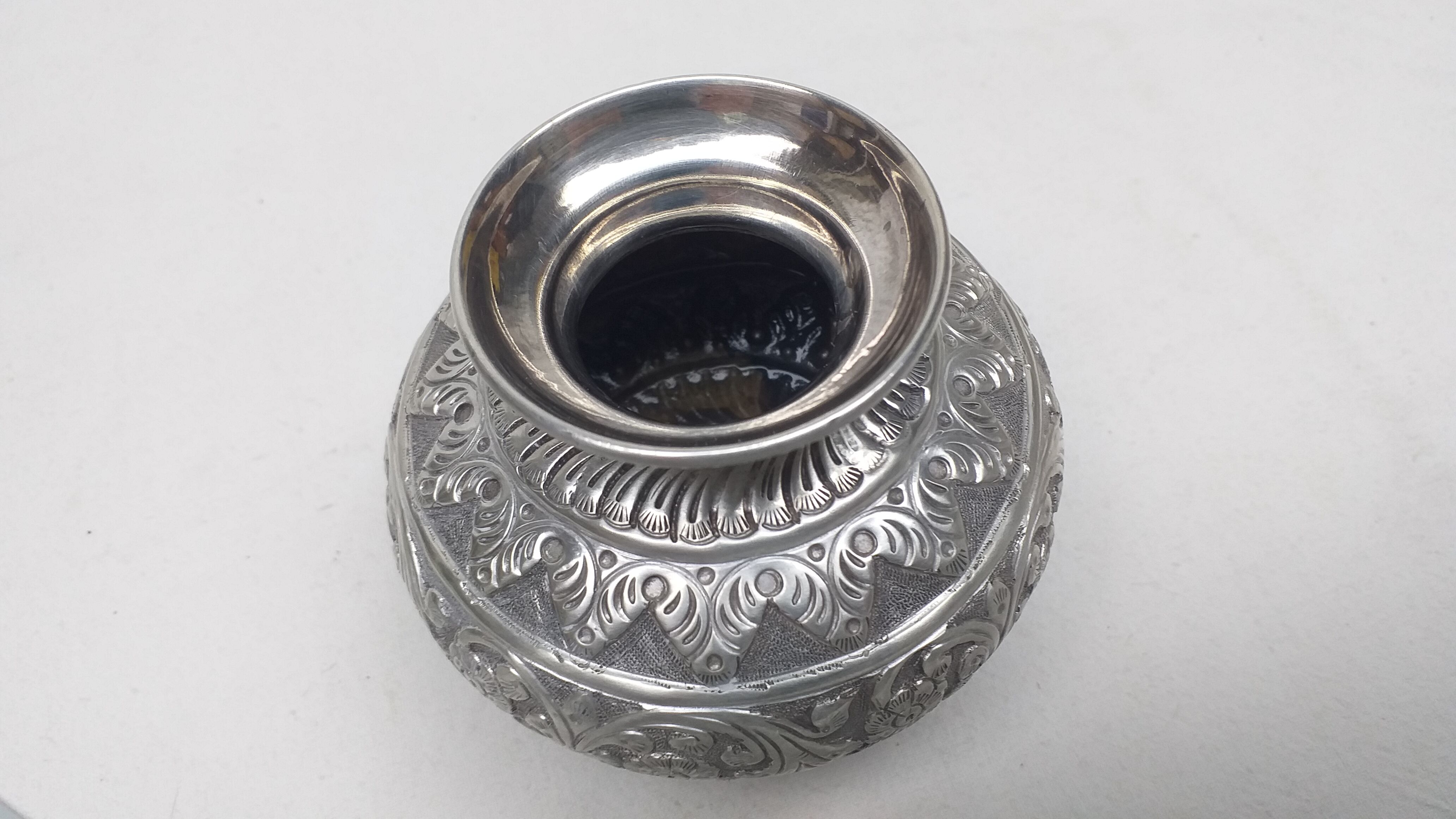 900 solid silver domed vase with floral motifs 196g
