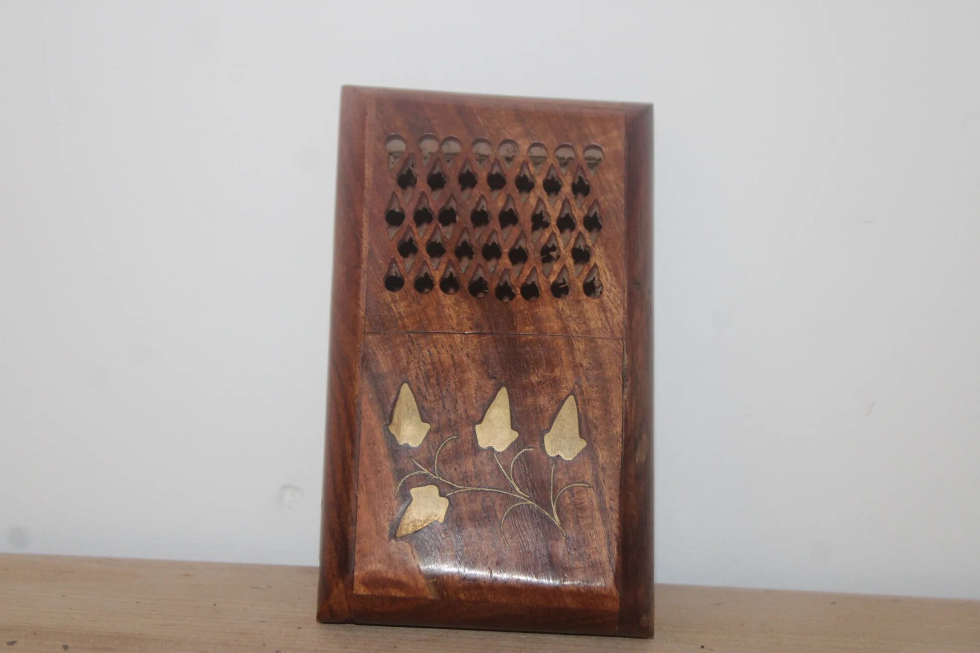 Vintage folding cigarette case in carved wood – golden floral decoration – oriental style