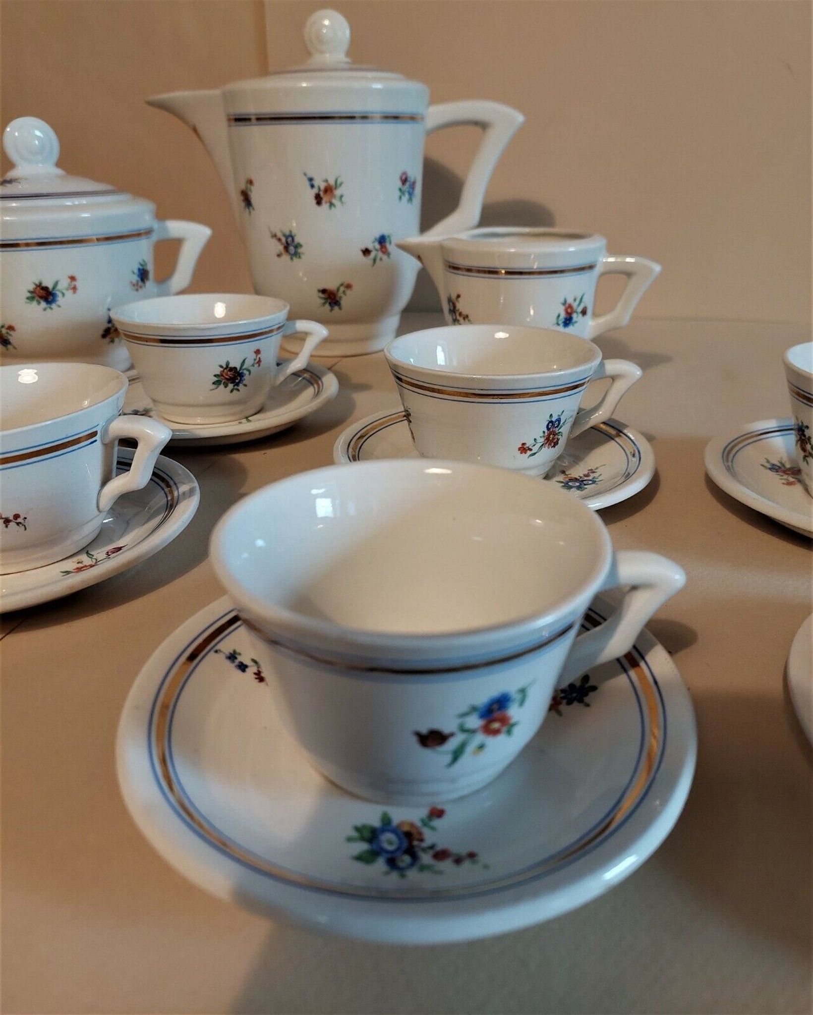 Service à café en faïence de Saint Amand décor Touraine huit tasses