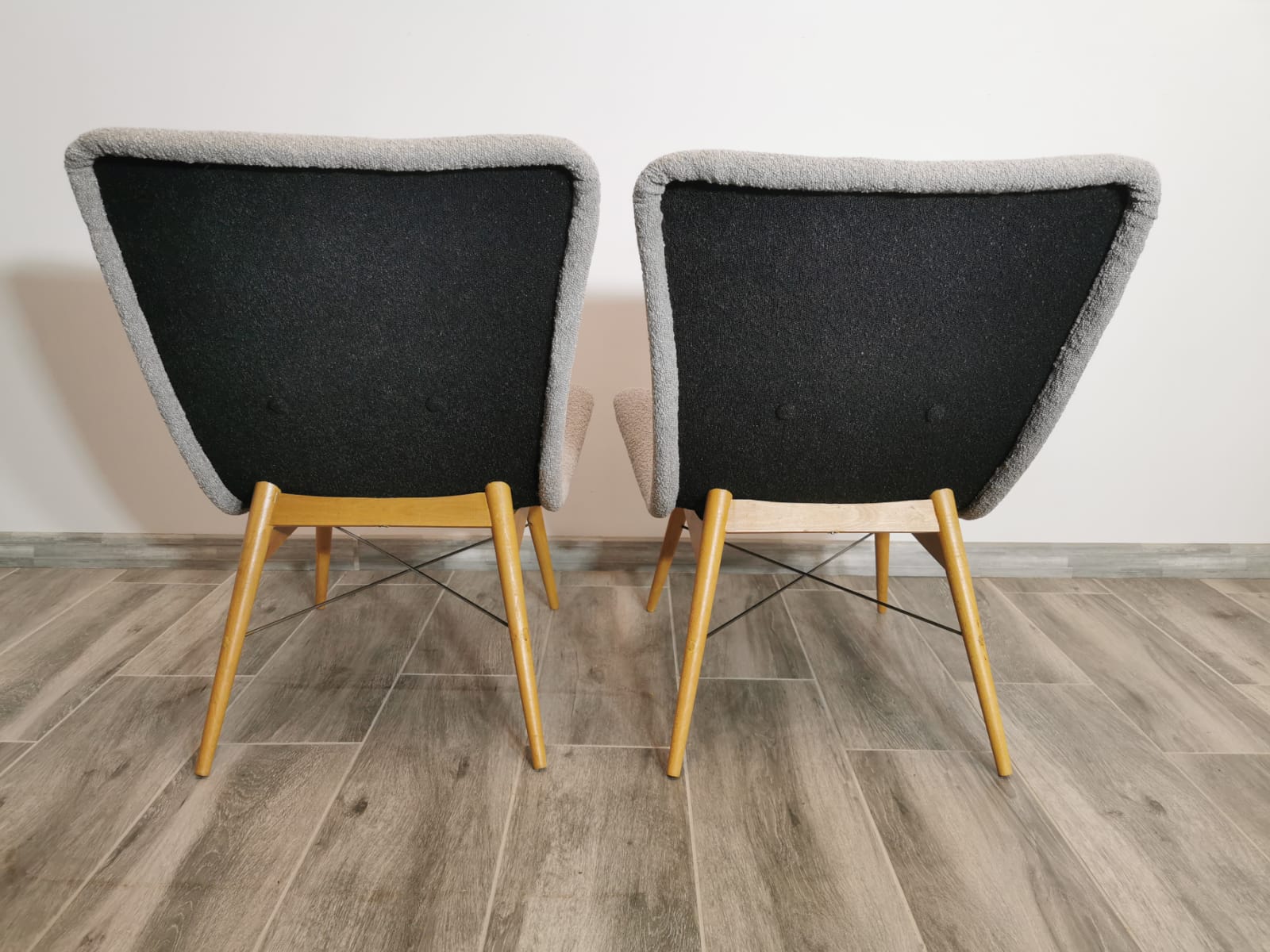 Paire de fauteuils restaurée par Miroslav Navratil