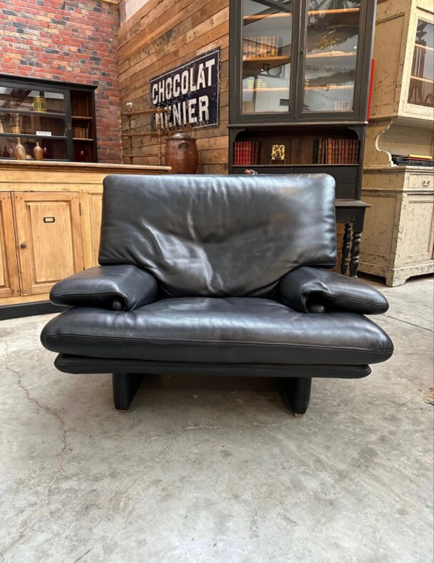 Black leather sofa – Italian design – 1980s