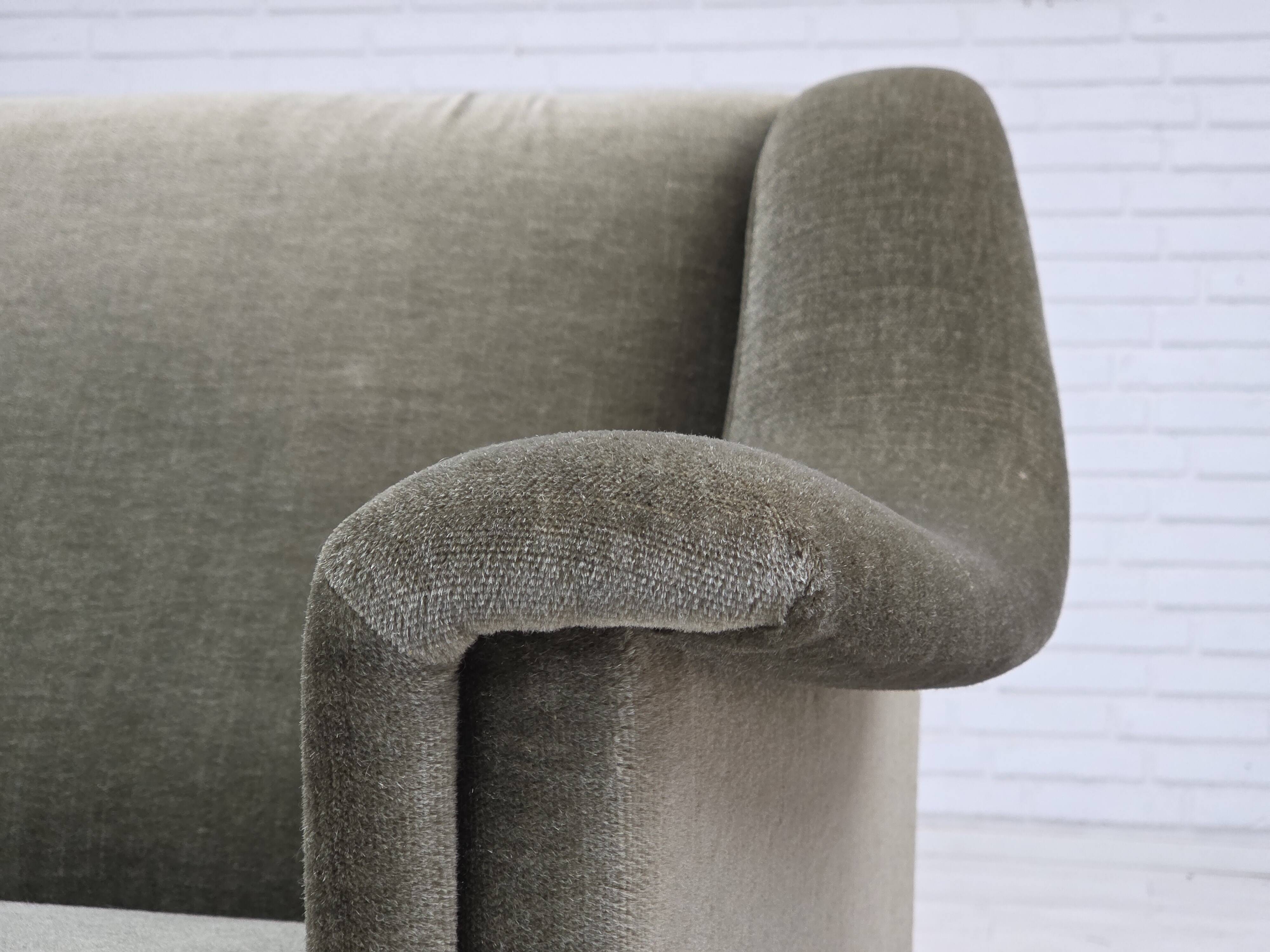 Canapé 3 places danois des années 1970, velours vert, bois de hêtre.