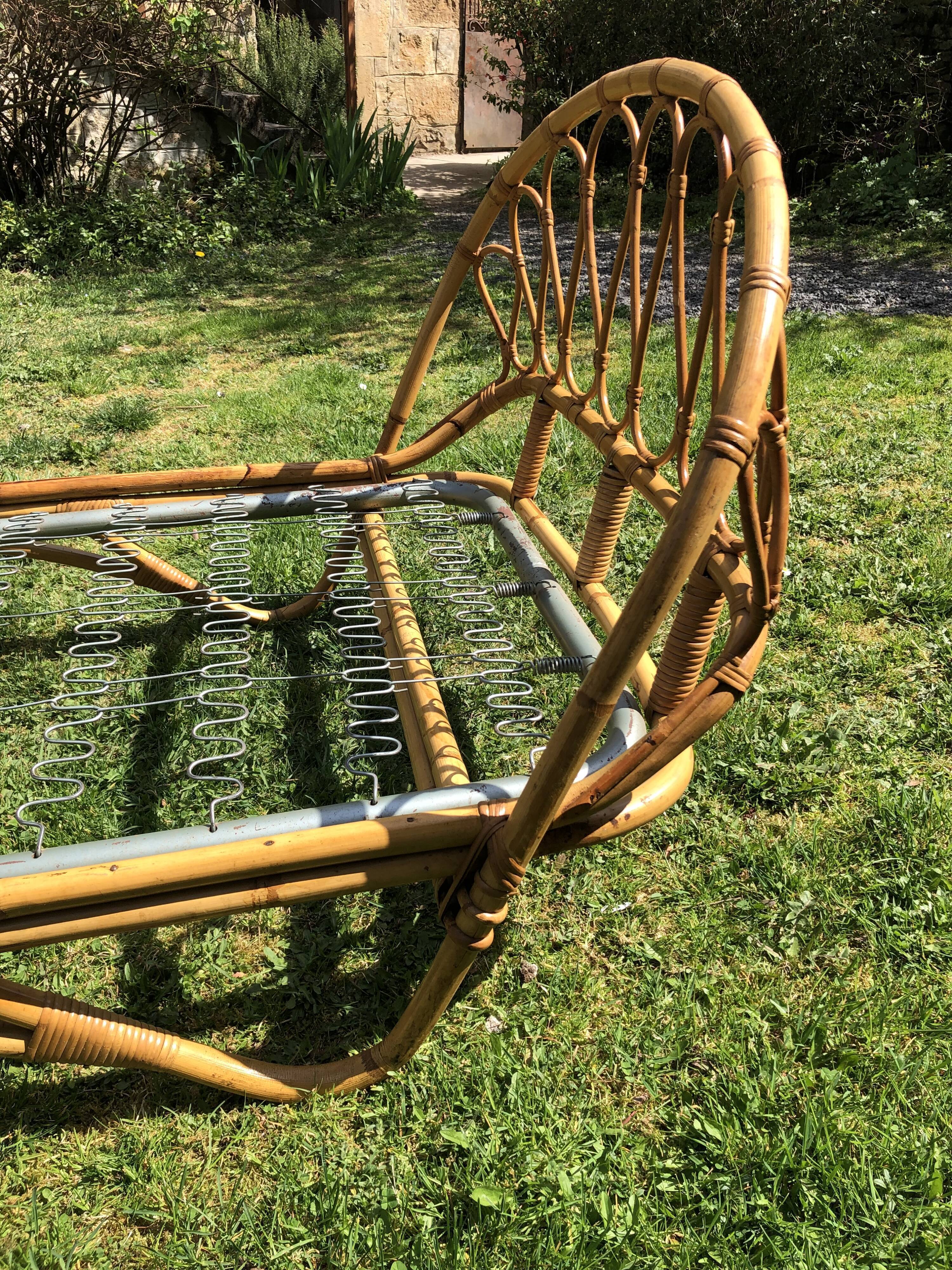 One-seater rattan bed