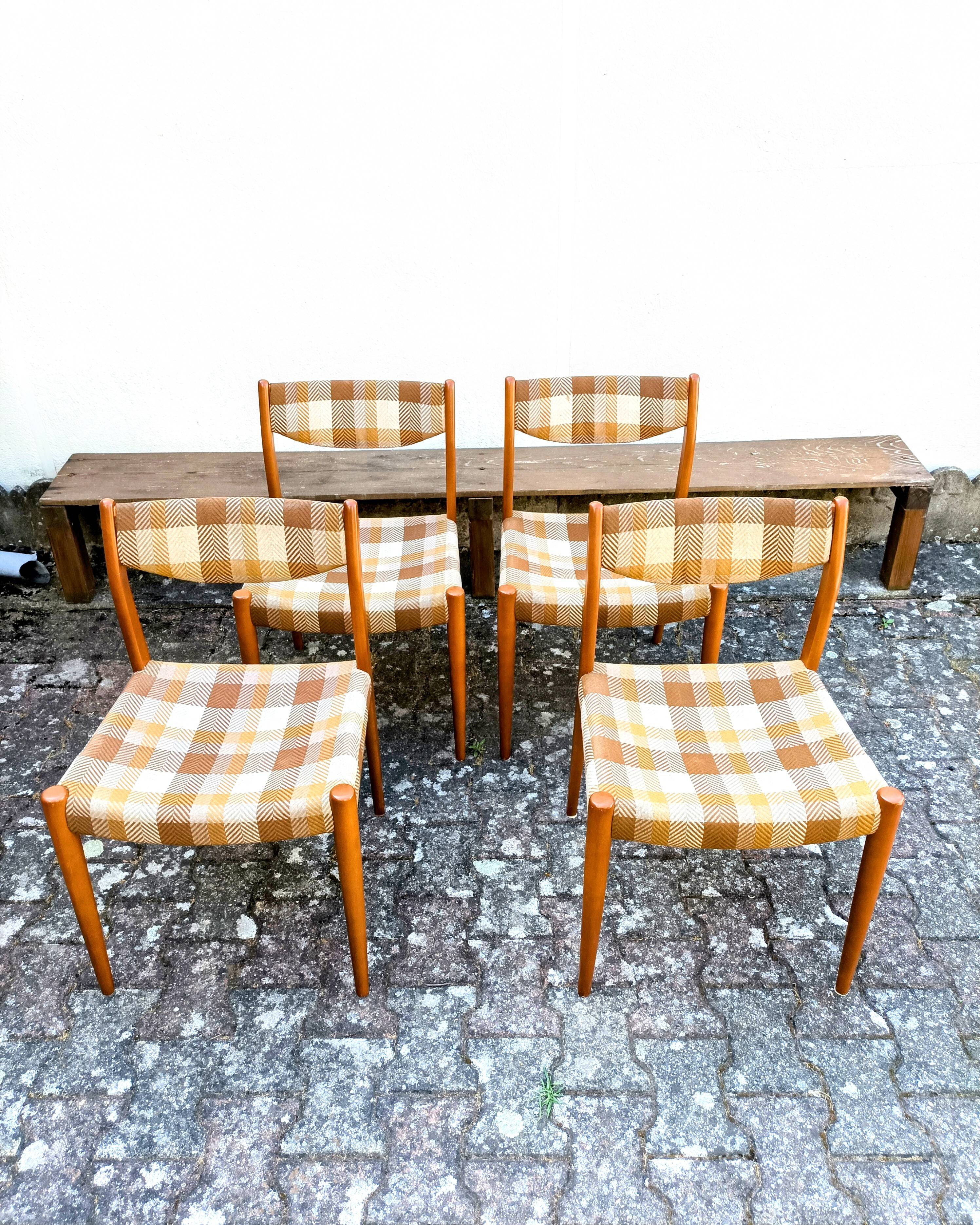 Chaises scandinaves tissu