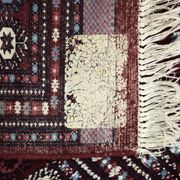 Tapis oriental Boukhara rouge tissé à la main, années 1960