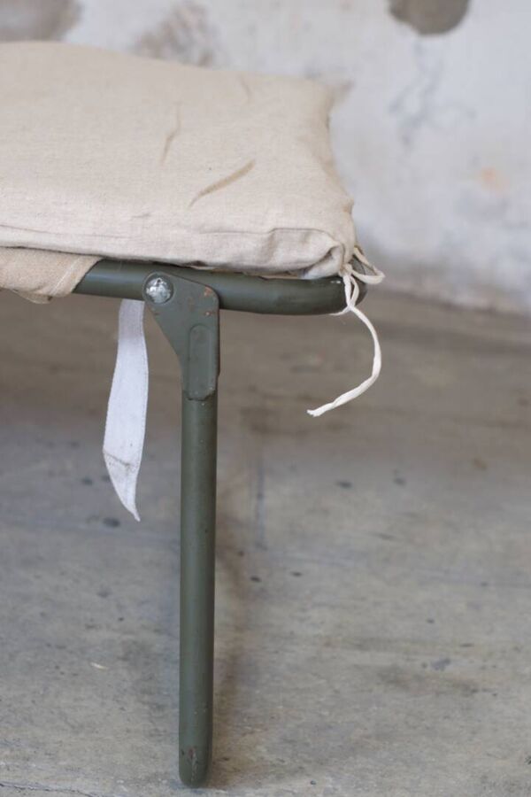 Transat repos lit de camp armée française avec matelas et sac / Jardin 1960