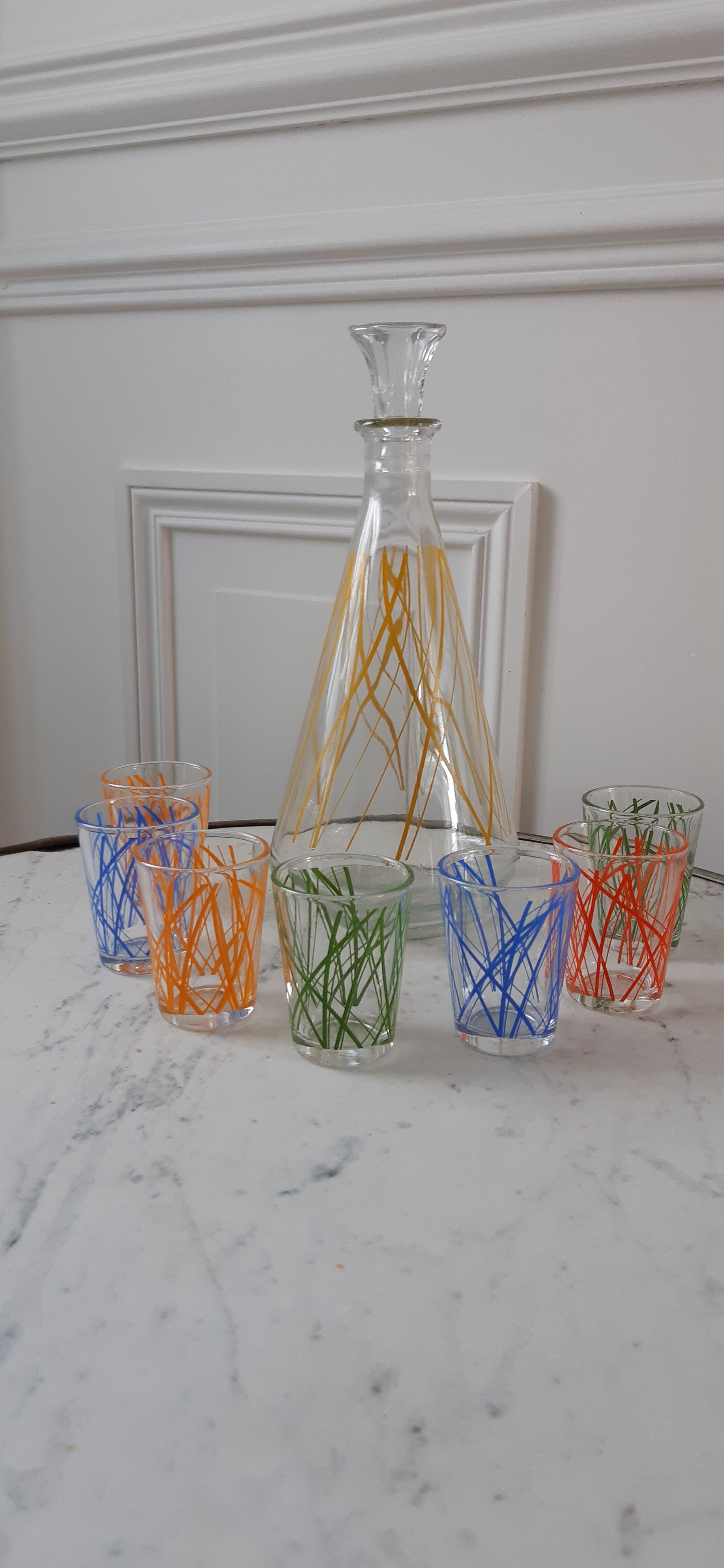 Colorful set consisting of a decanter and 7 70s liqueur glasses