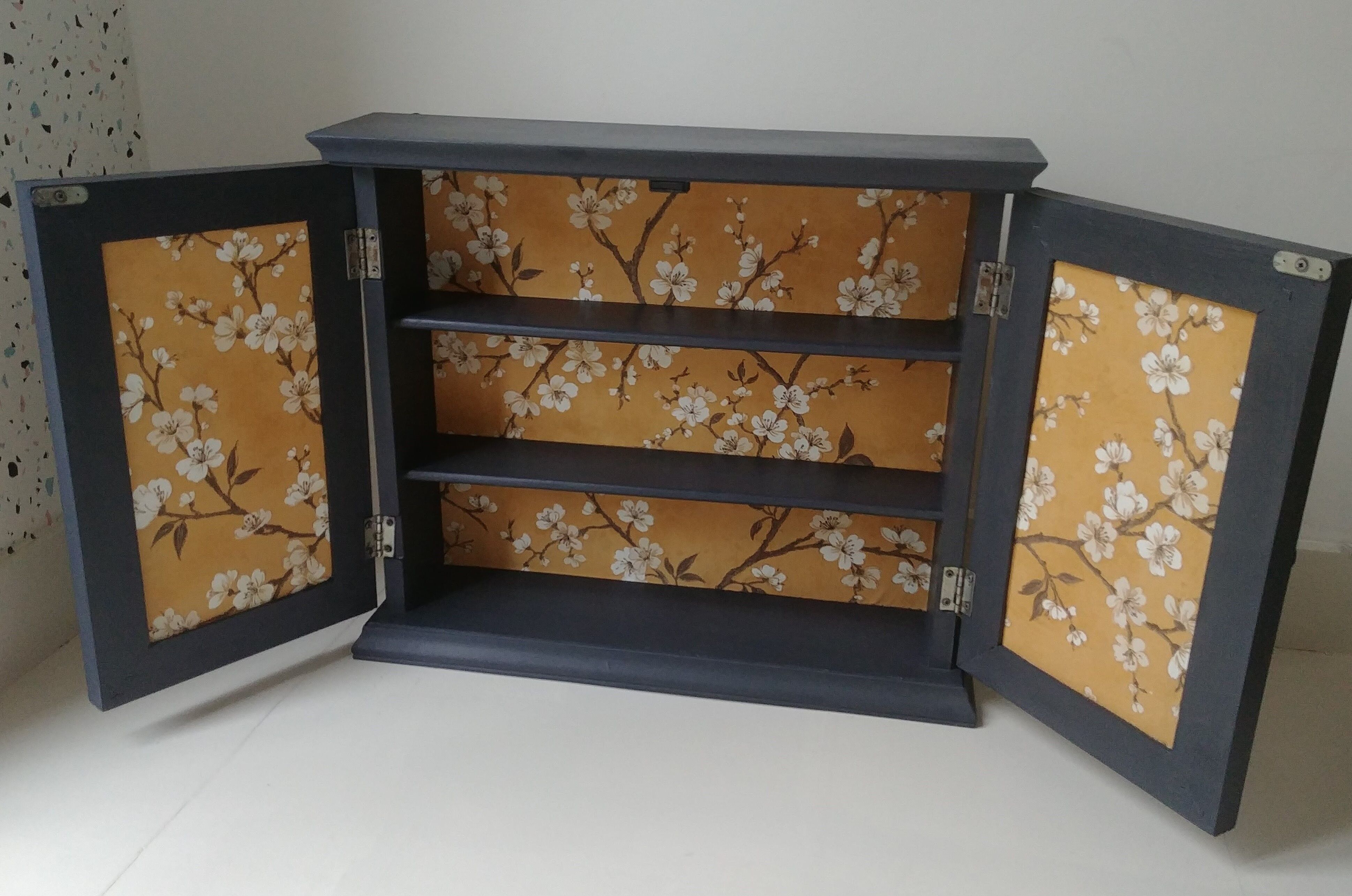 Wall cabinet