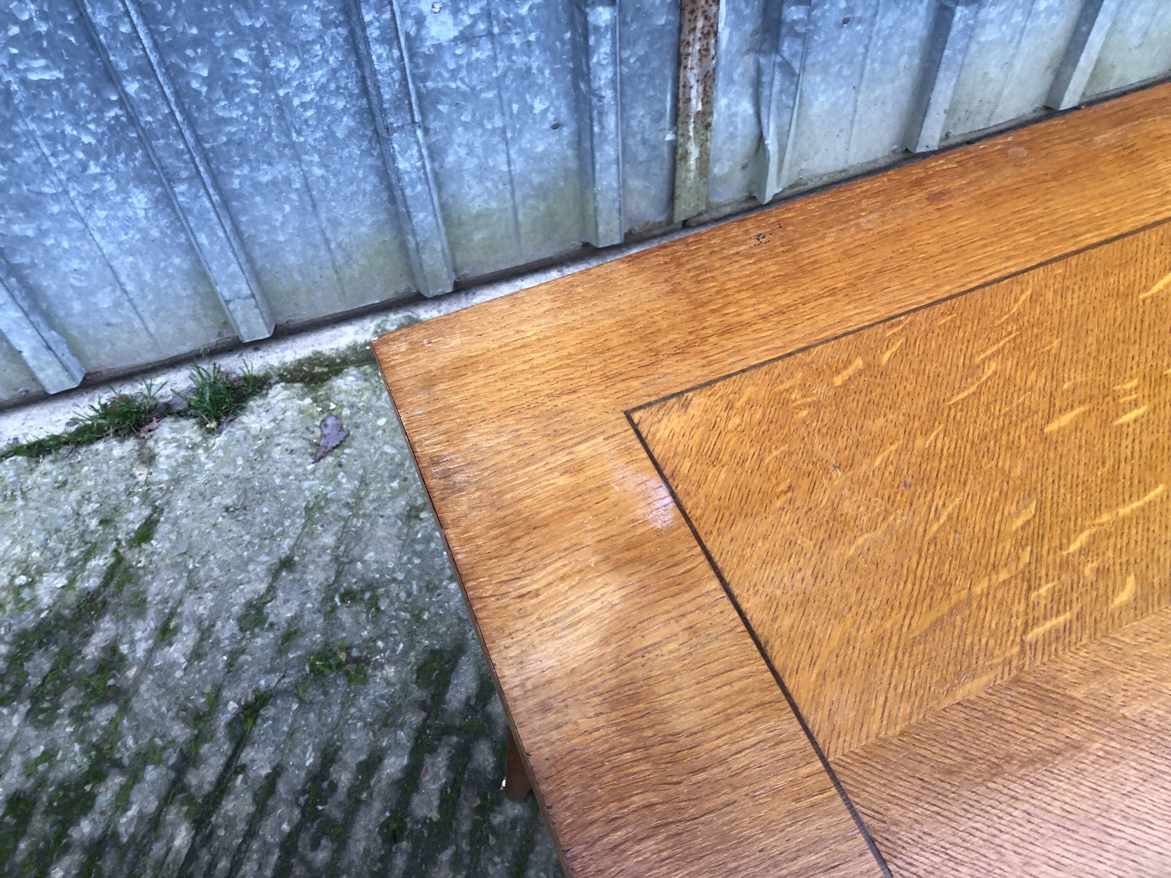 Table vintage portefeuille en chêne aux pieds compas.