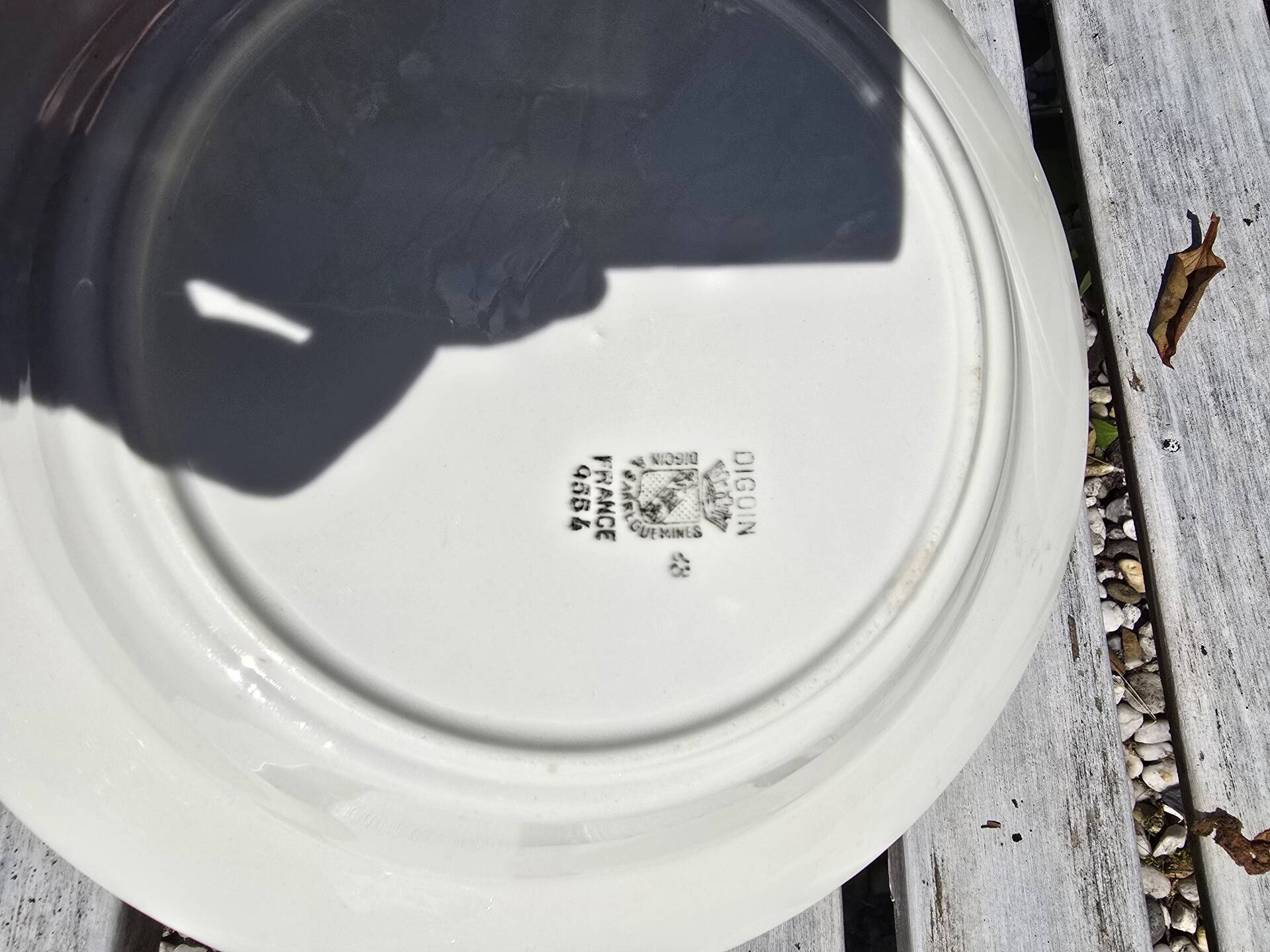 Many old round and long plates from the 60s and 70s.