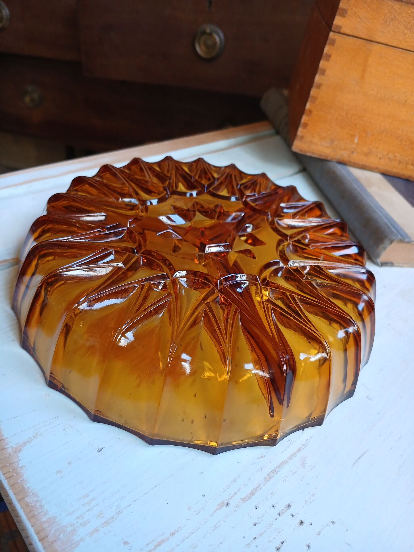 Plat apéritif vintage en verre ambré 