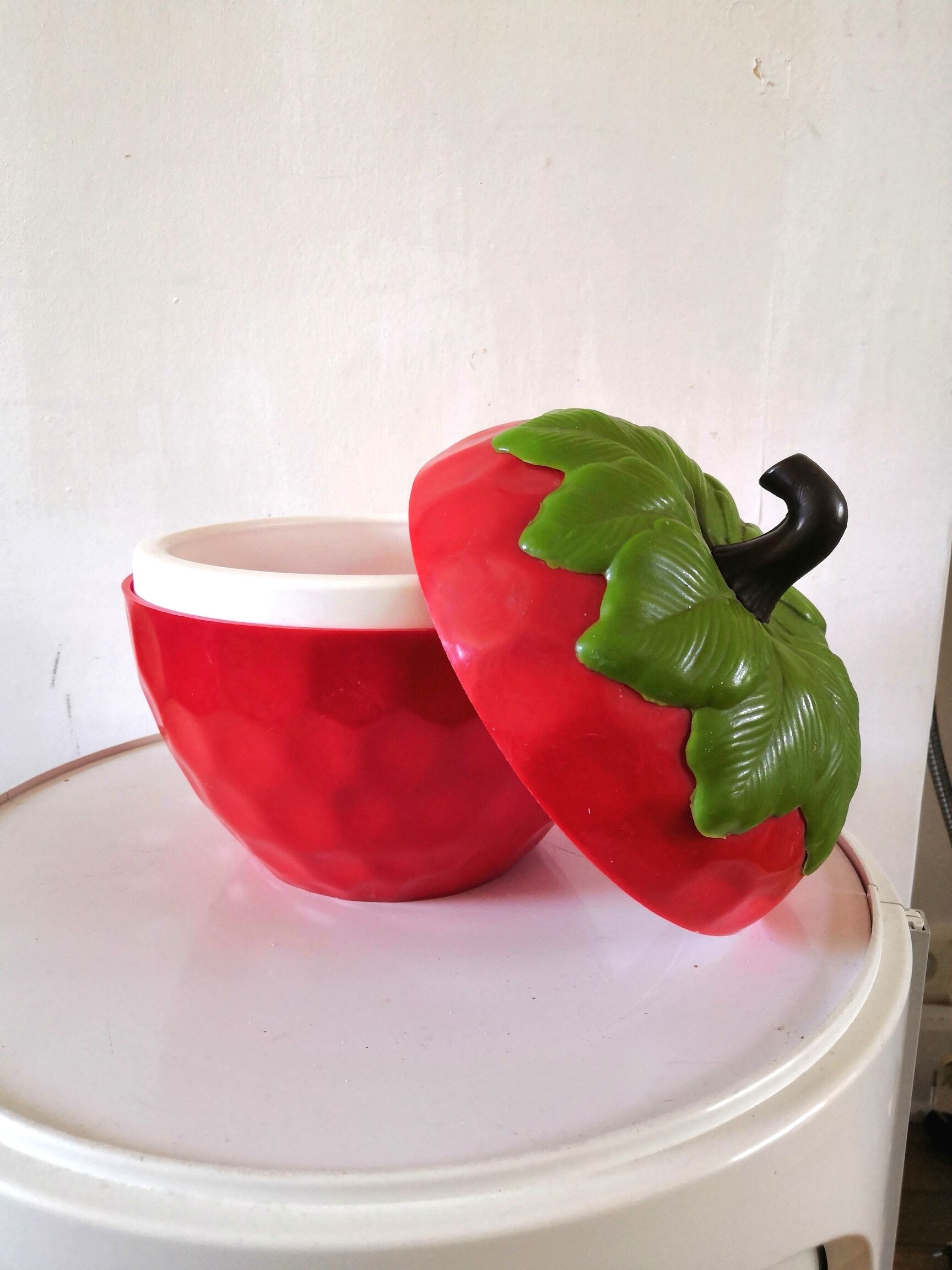 Strawberry ice bucket design 70s