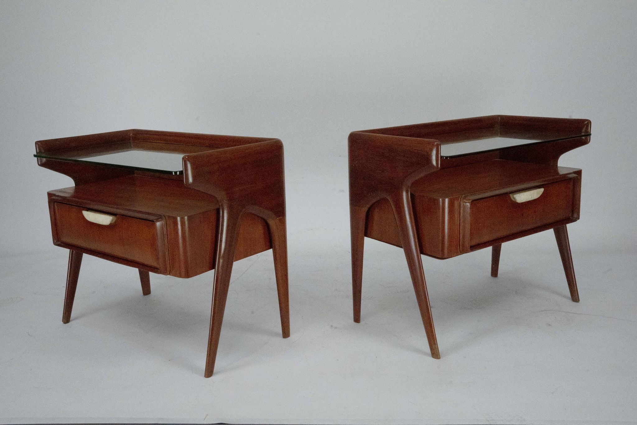 Paire de tables de chevet italiennes Mid-Century Modern, années 1950.
