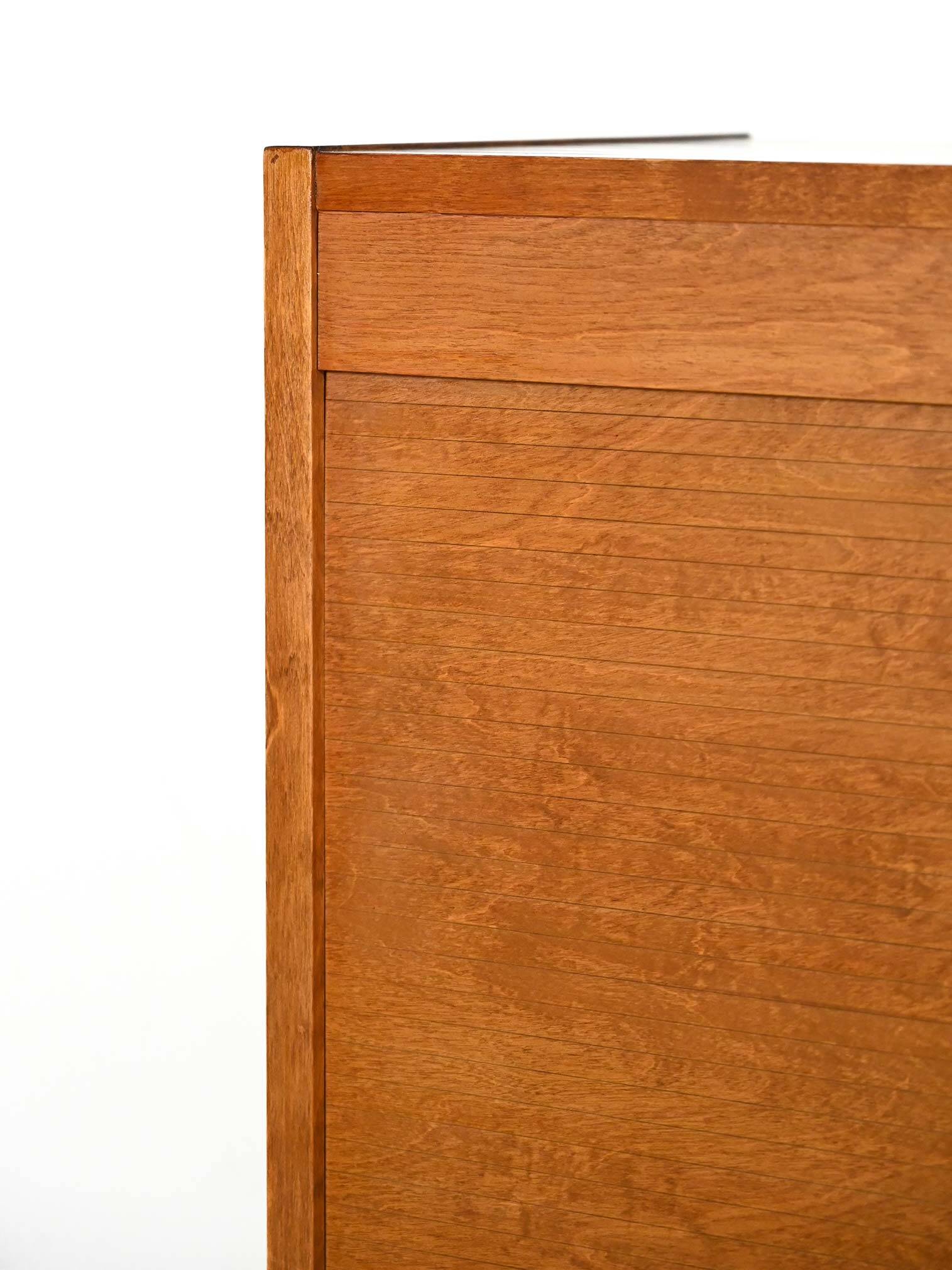 Cabinet de classement en chêne scandinave avec porte tambour verticale, S.K.N., 1963