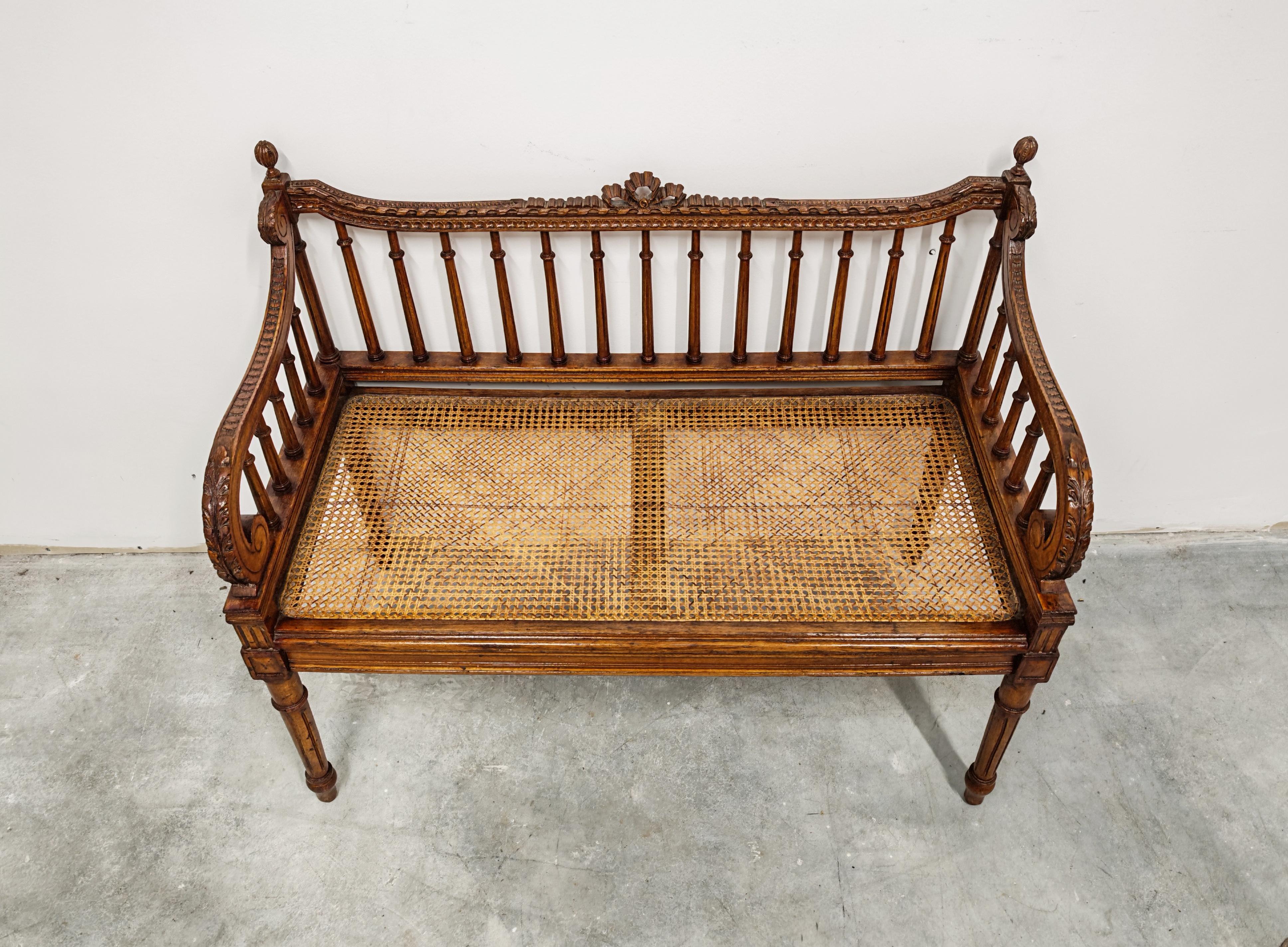 Banc sculpté à la main style Louis XVI avec siège en cannage tissé
