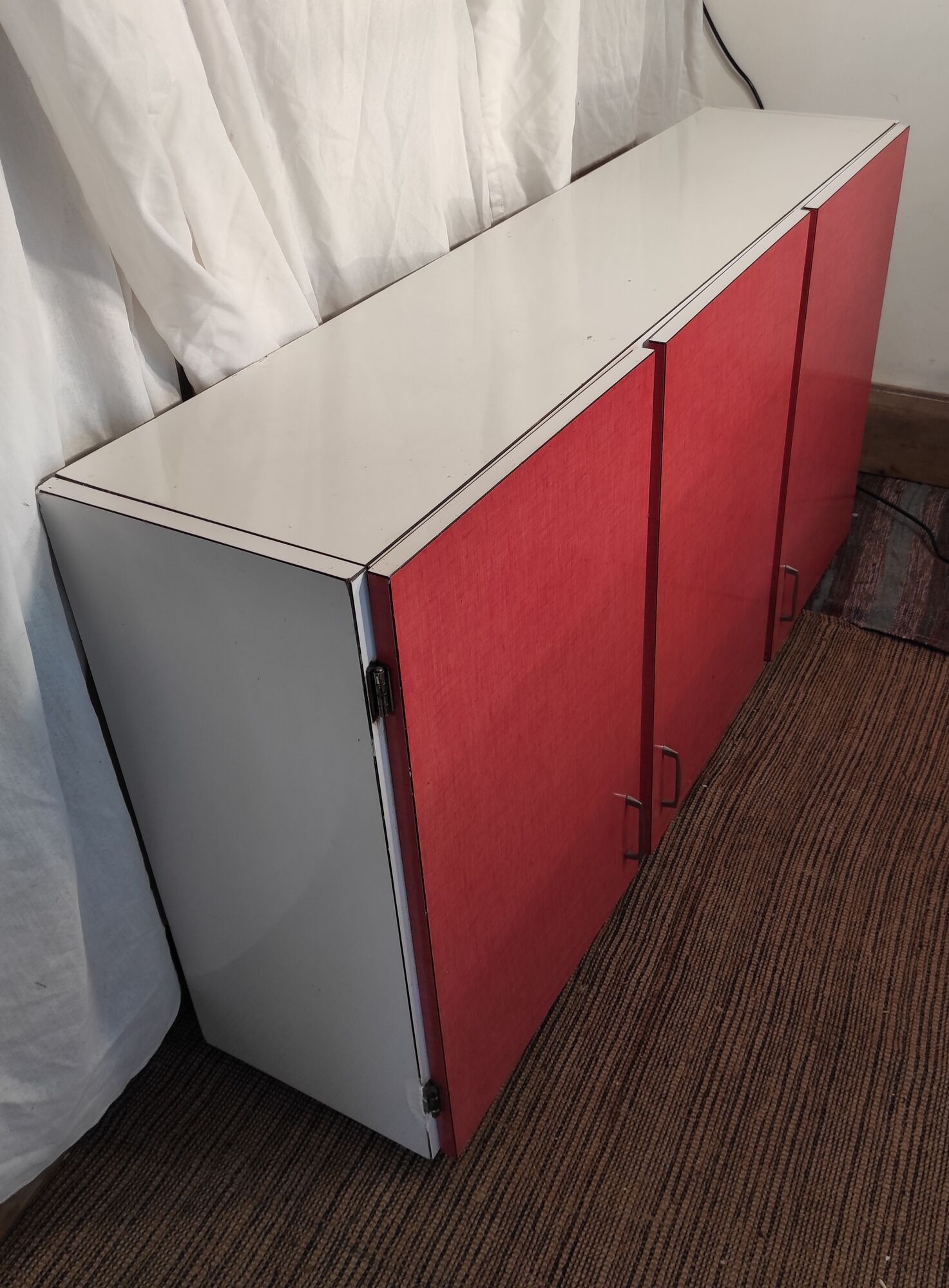 Placard haut de cuisine trois portes en formica rose