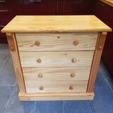 Pine chest of drawers