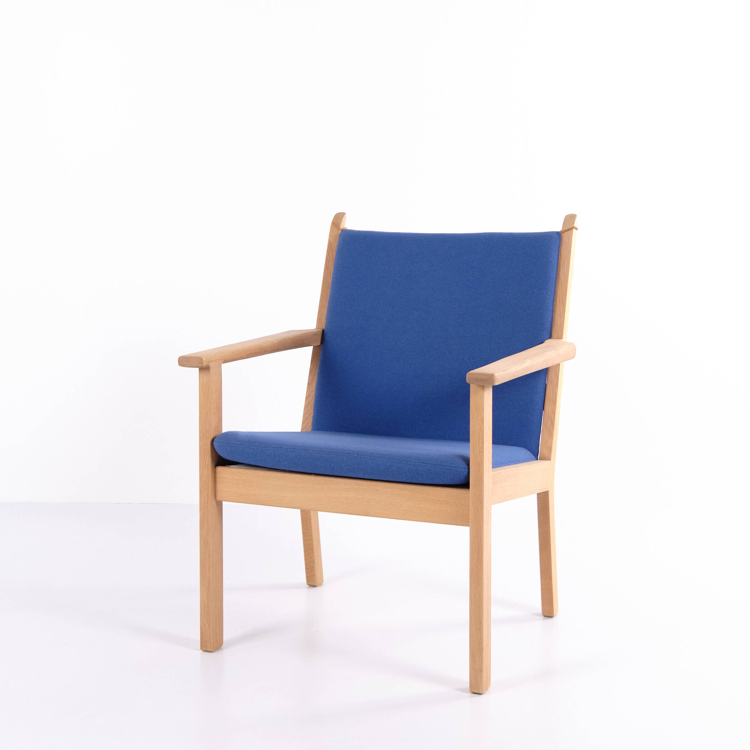 Hans J. Wegner – Lounge chair GE 284 – Getama – Oak & blue wool