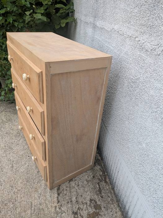 Commode en bois naturel