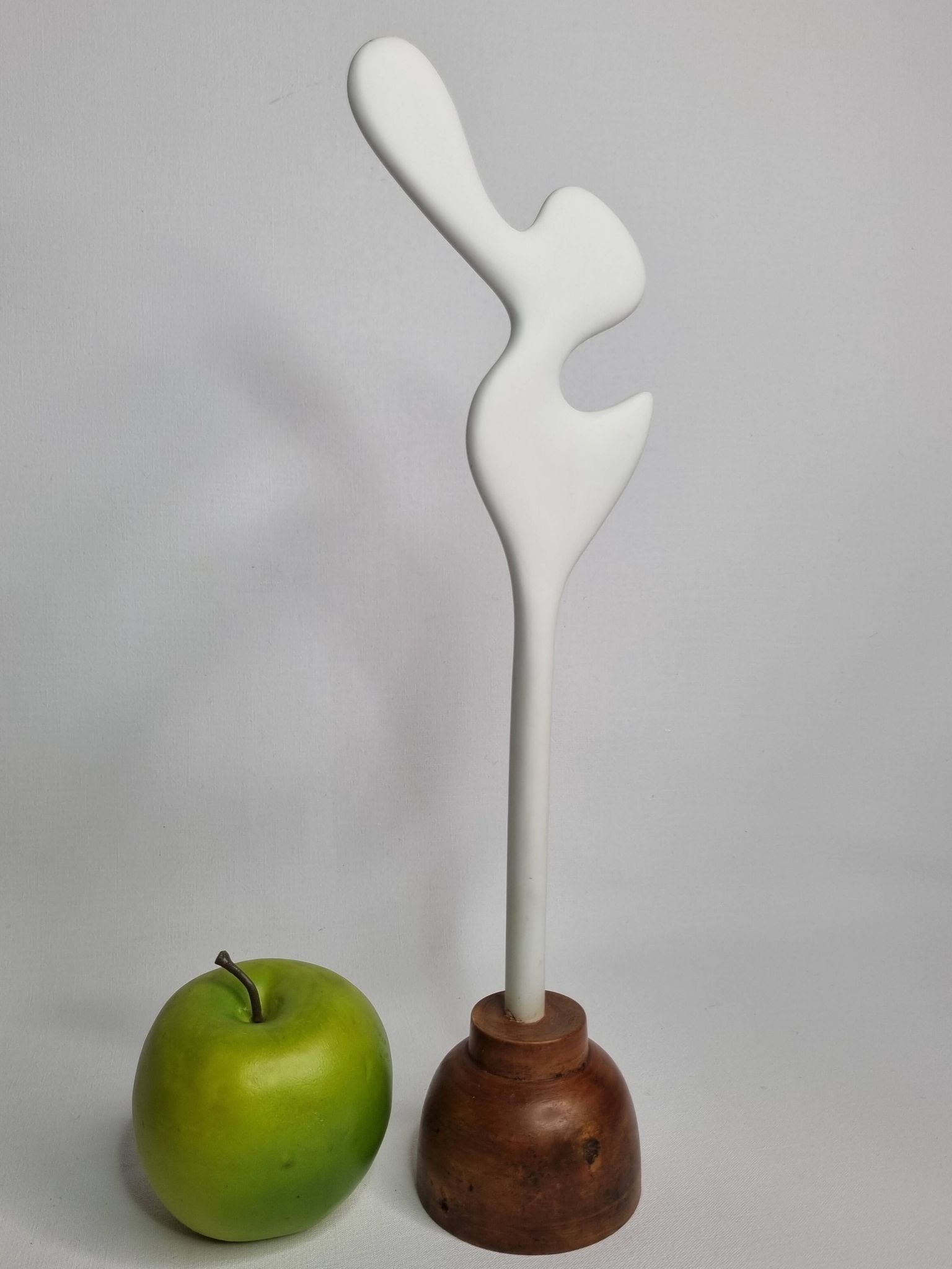 Sculpture d’inspiration biomorphique, sur socle en bois industriel, 37 cm