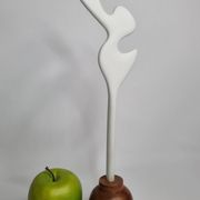 Sculpture d’inspiration biomorphique, sur socle en bois industriel, 37 cm