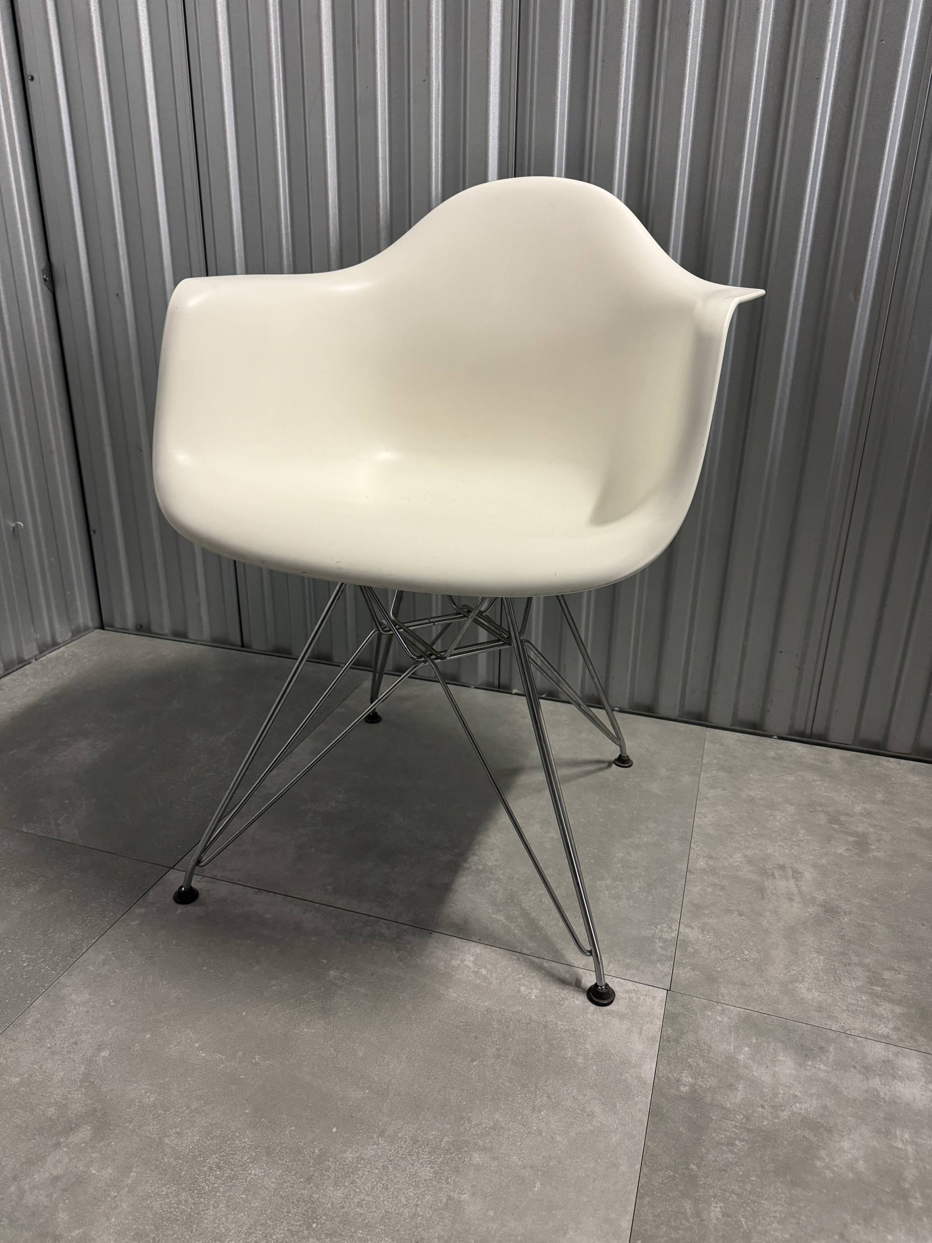 VITRA DAR Eames Armchair White