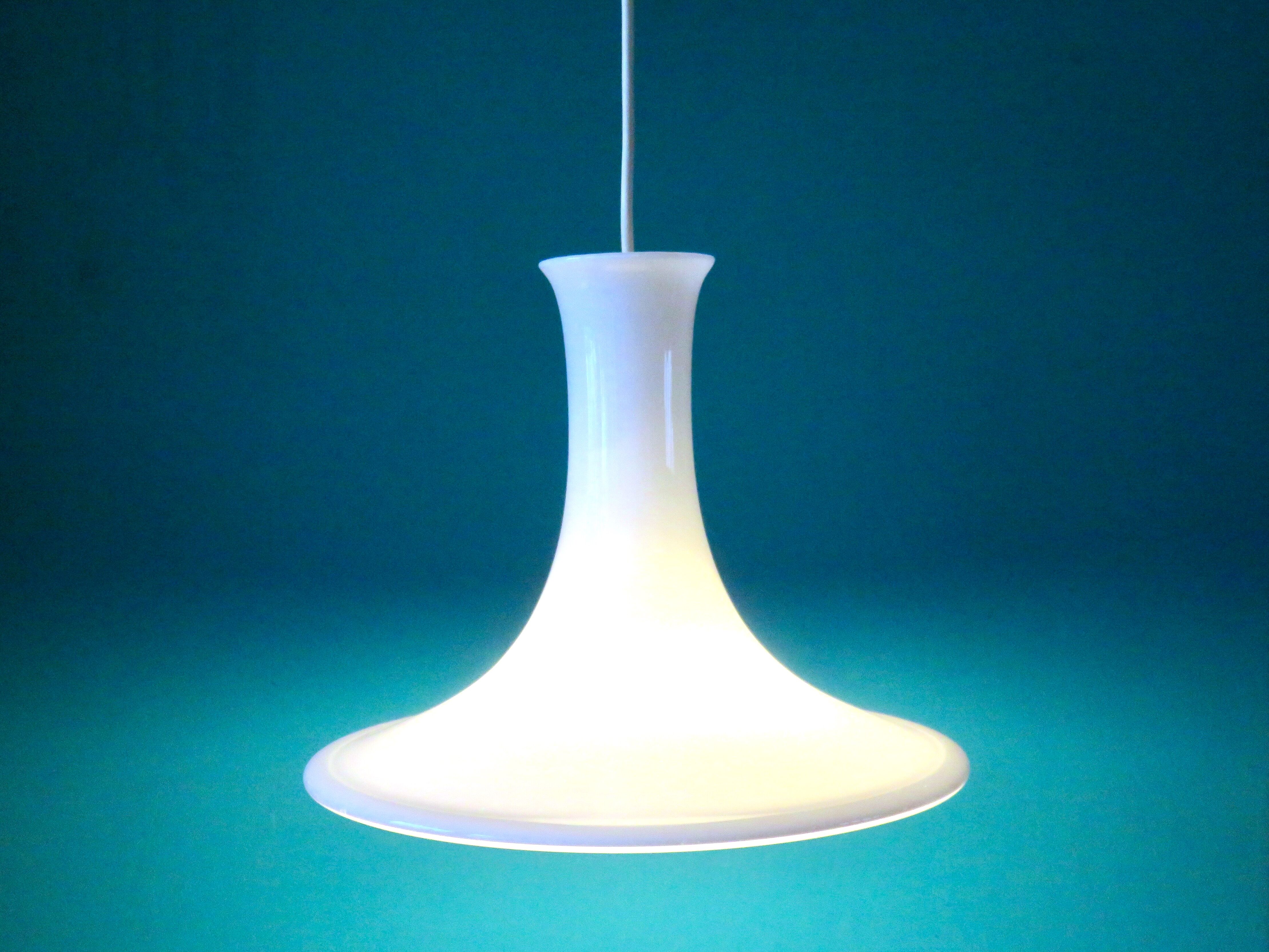 Paire de suspensions en opaline "Holmegaard" Danemark 1965