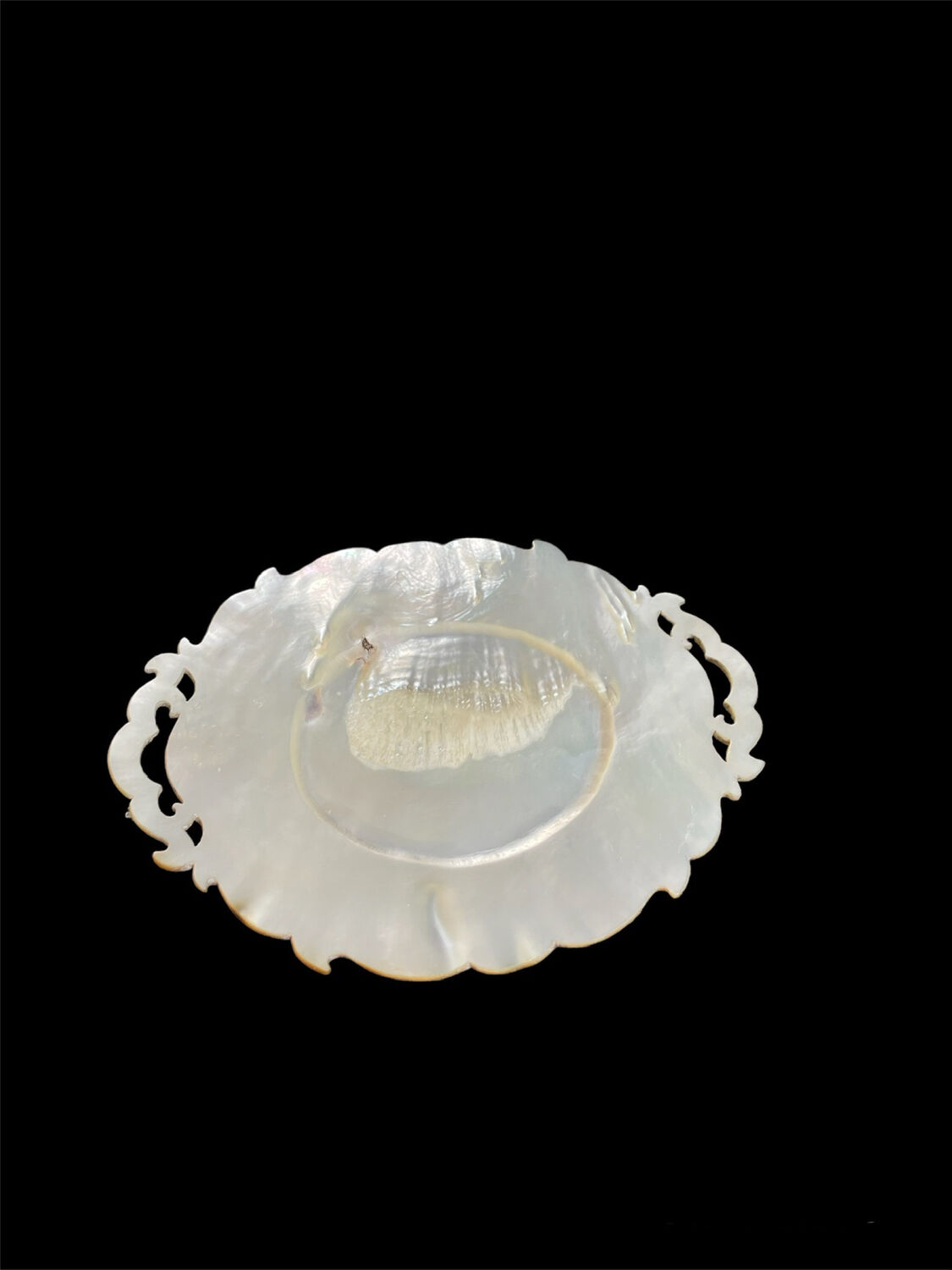 Caviar dish in reticulated and carved mother-of-pearl