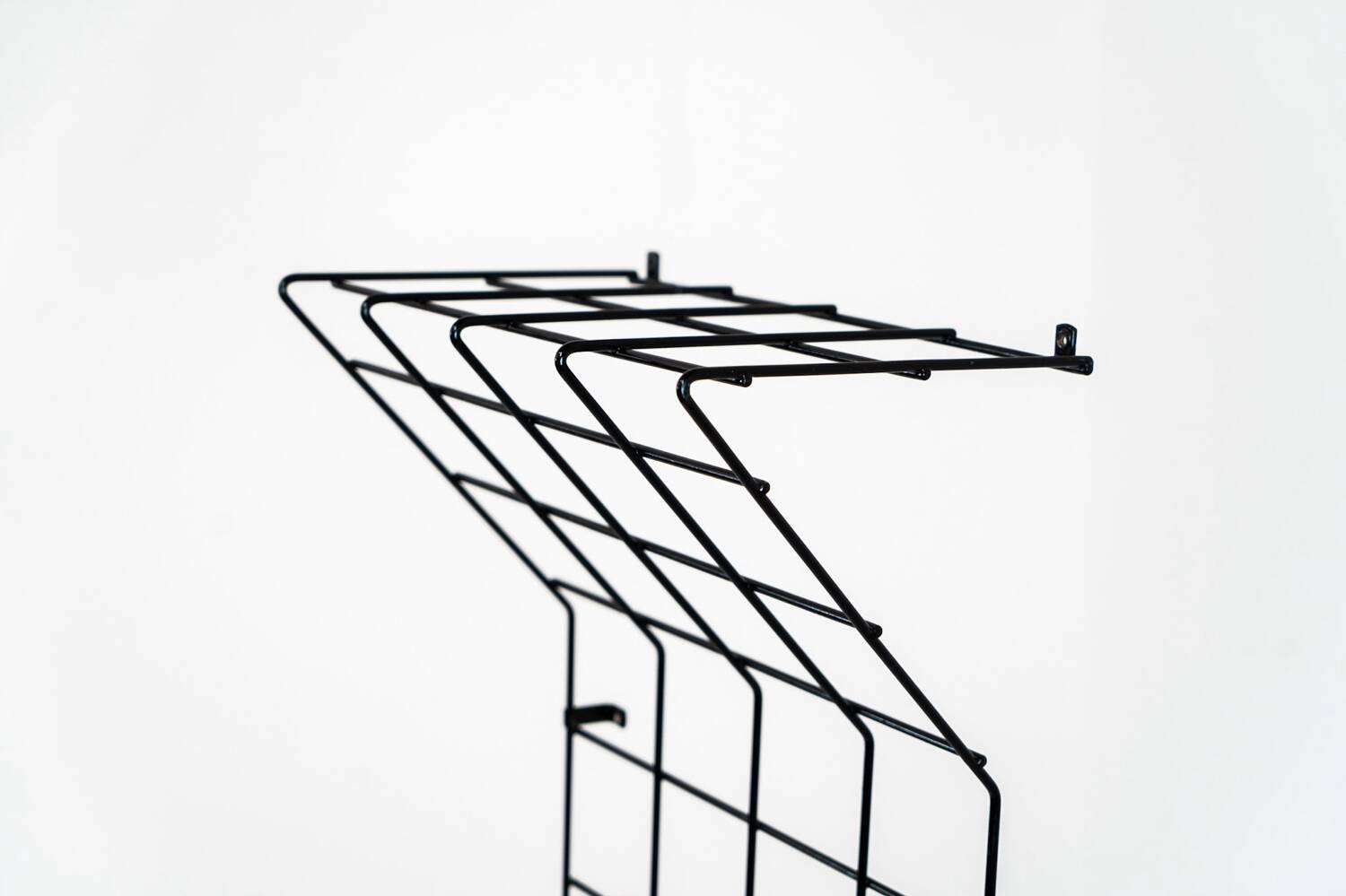 Porte-manteau mural en fil métallique par Karl Fichtel pour Drahtwerke Erlau (Allemagne, années 1950).