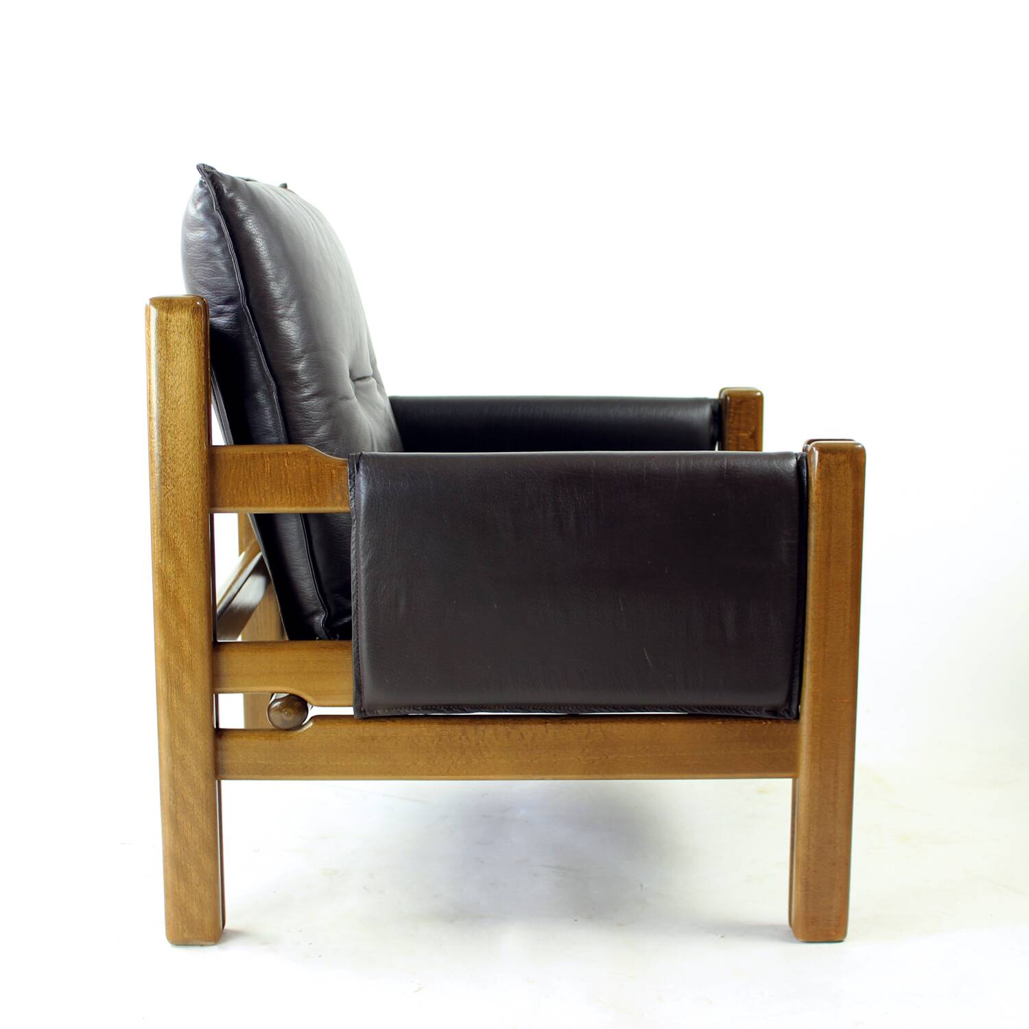 Lot de 2 chaises longues en cuir marron et noyer par Ton, Tchécoslovaquie