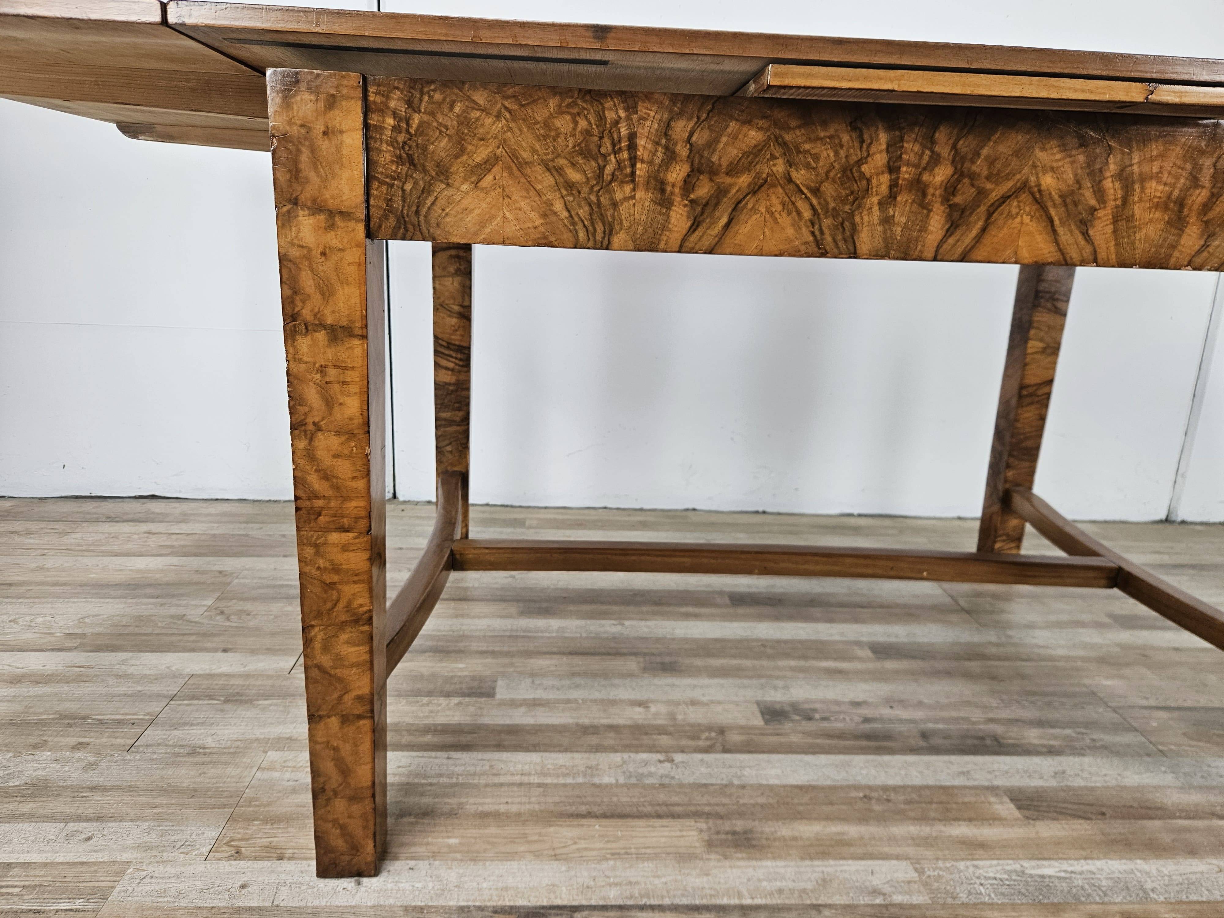 Extendable Art Deco table in olive root