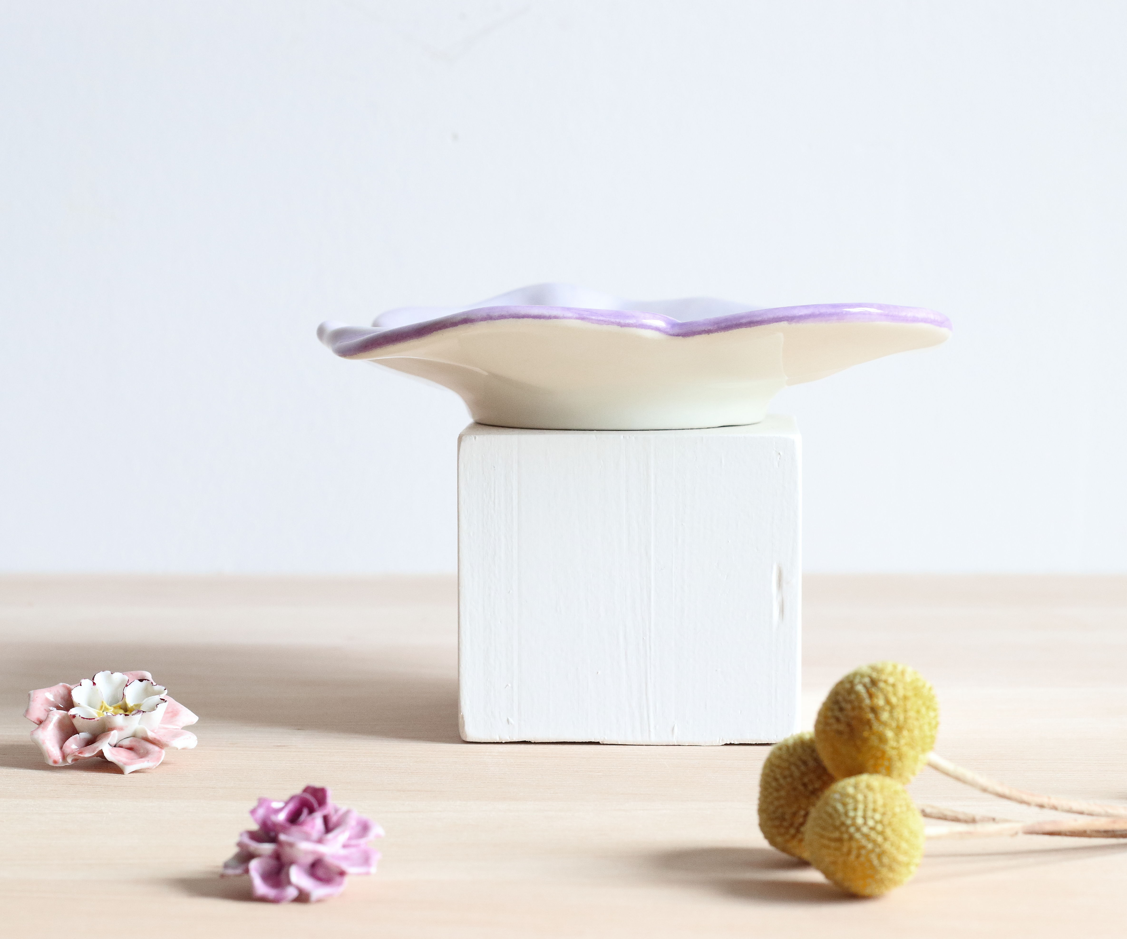 Assiette des années 50 forme fleur par Ernestine Salerno