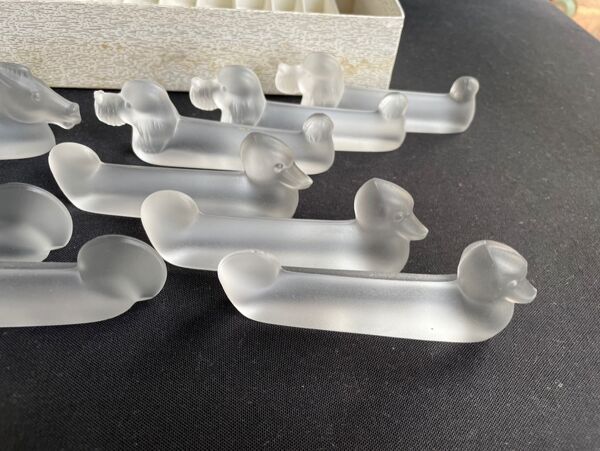 12 porte-couteaux zoomorphes en cristal satiné Vannes le Châtel XXème