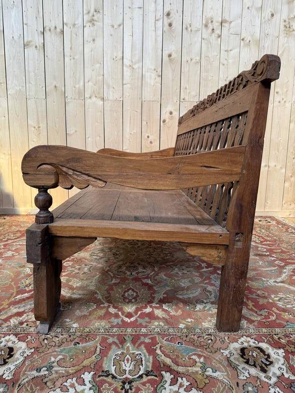 Grand banc de jardin Indonésien en noix sculpté