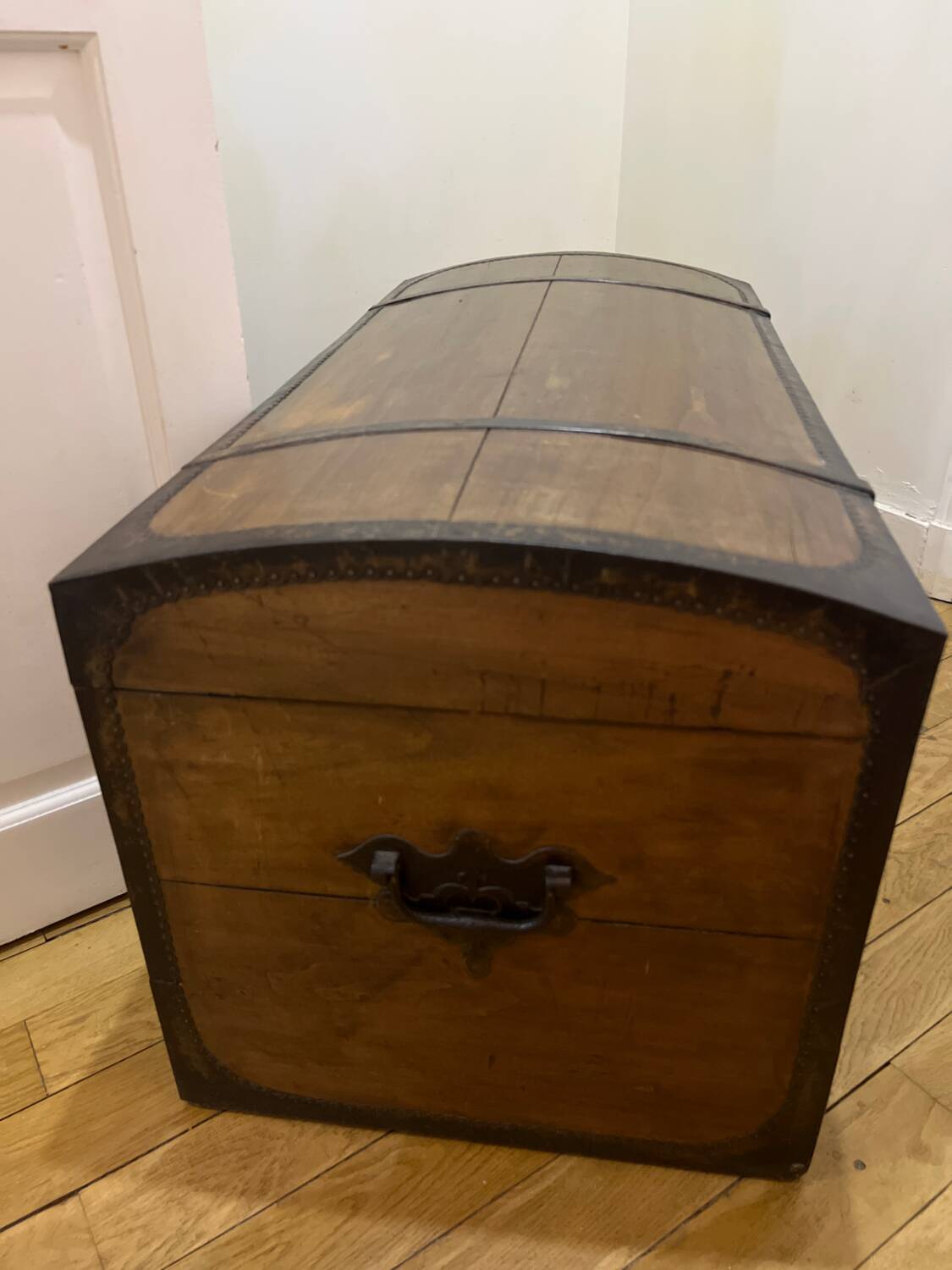 Vieille malle en bois