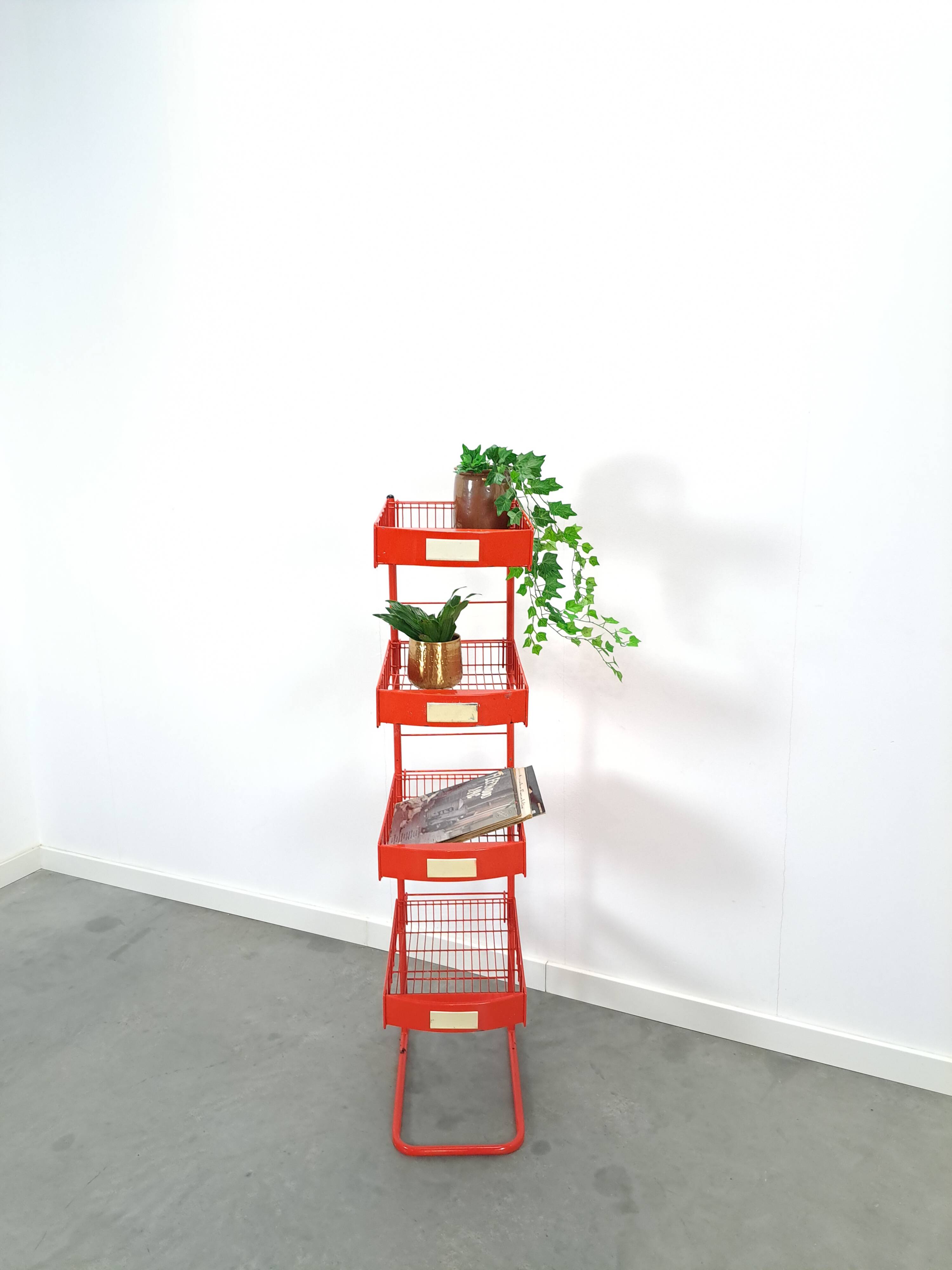 Rood metalen winkelvitrine winkelrek met manden vintage