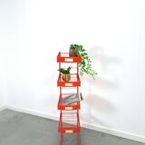 Rood metalen winkelvitrine winkelrek met manden vintage