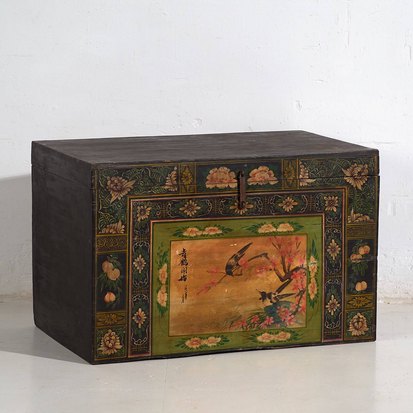 Antique opera chest with illustrations of magpies (China, circa 1900) #25