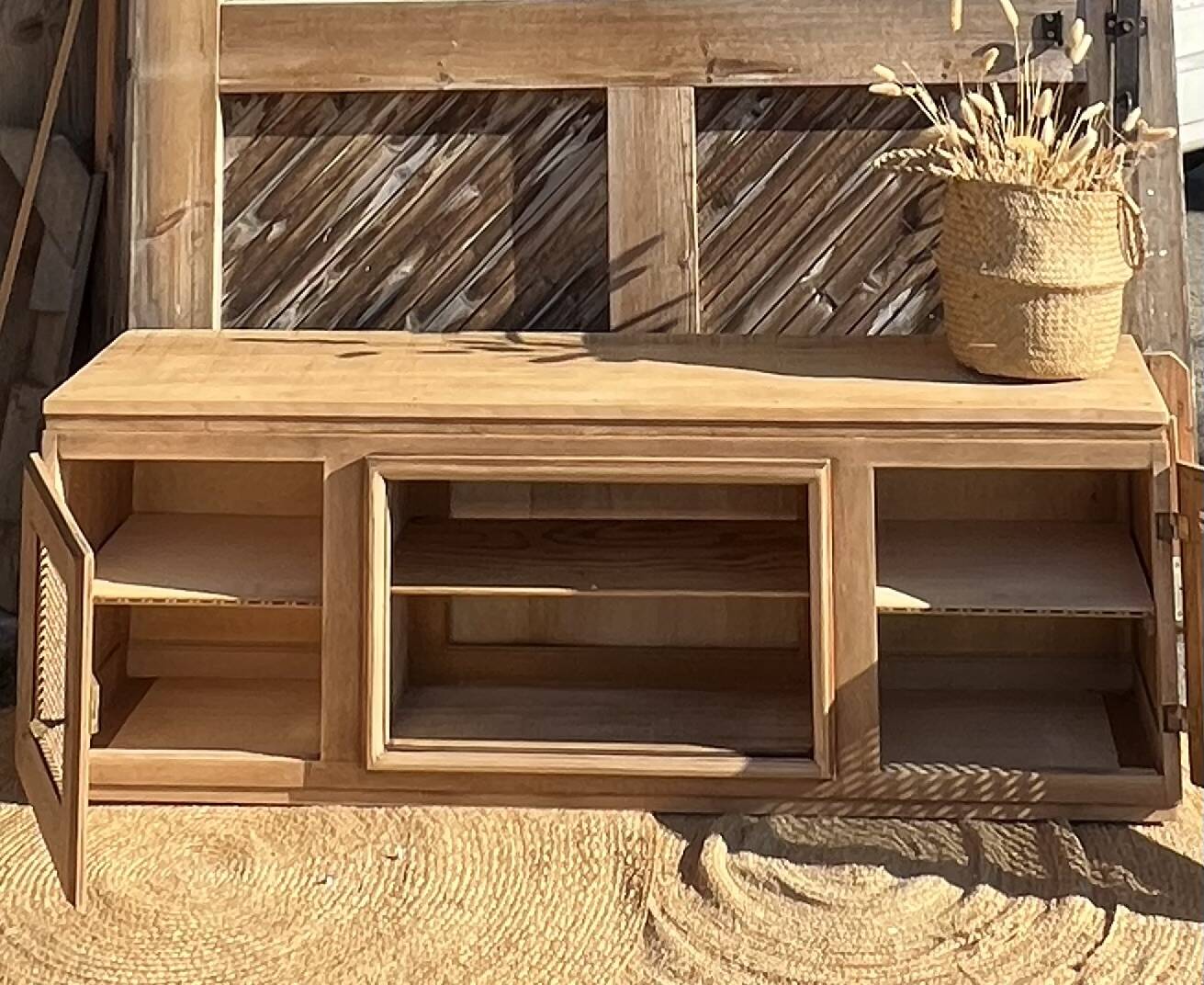 Meuble télé tv ancien en bois brut et cannage