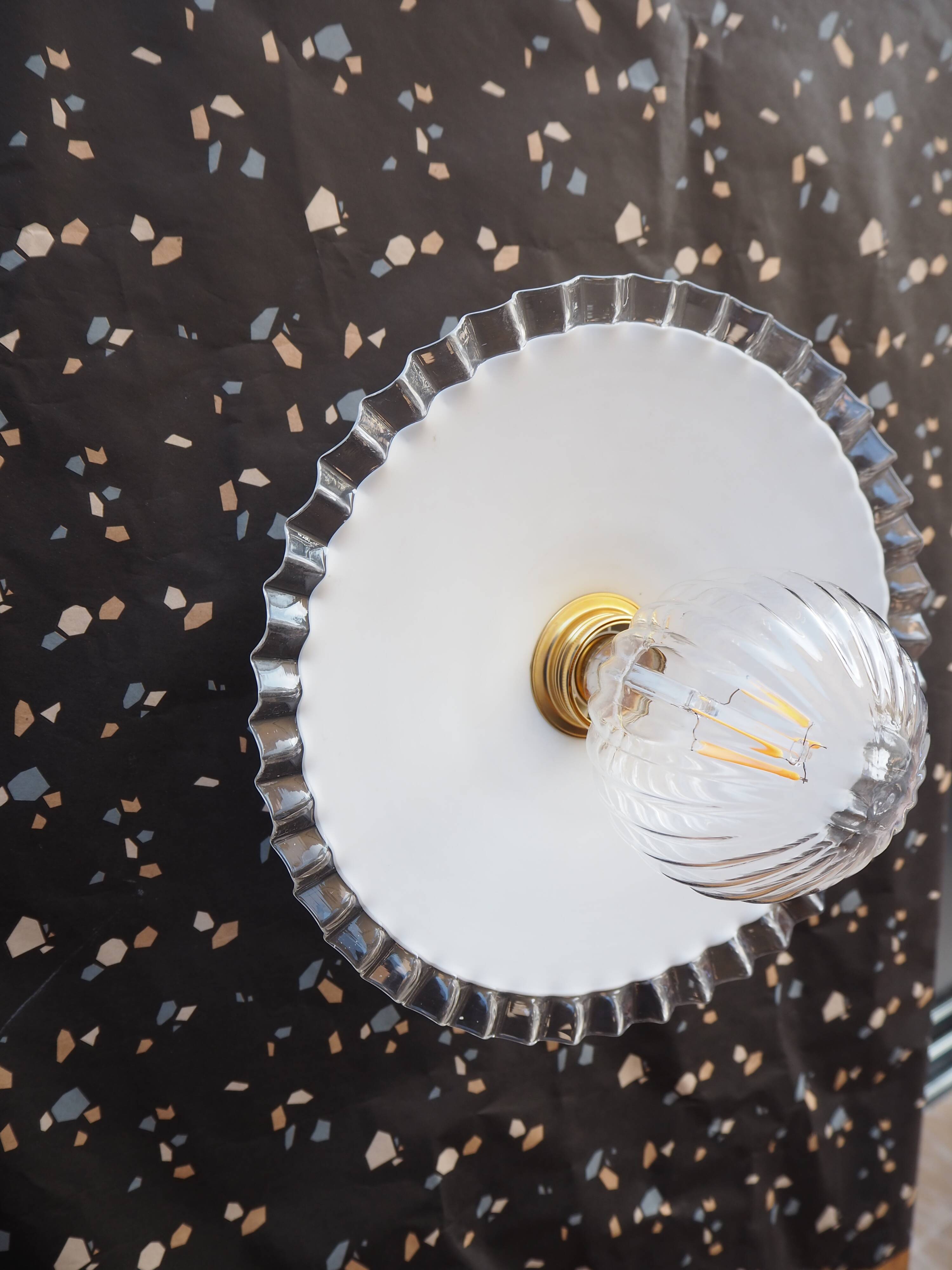 Wall lamp in white opaline