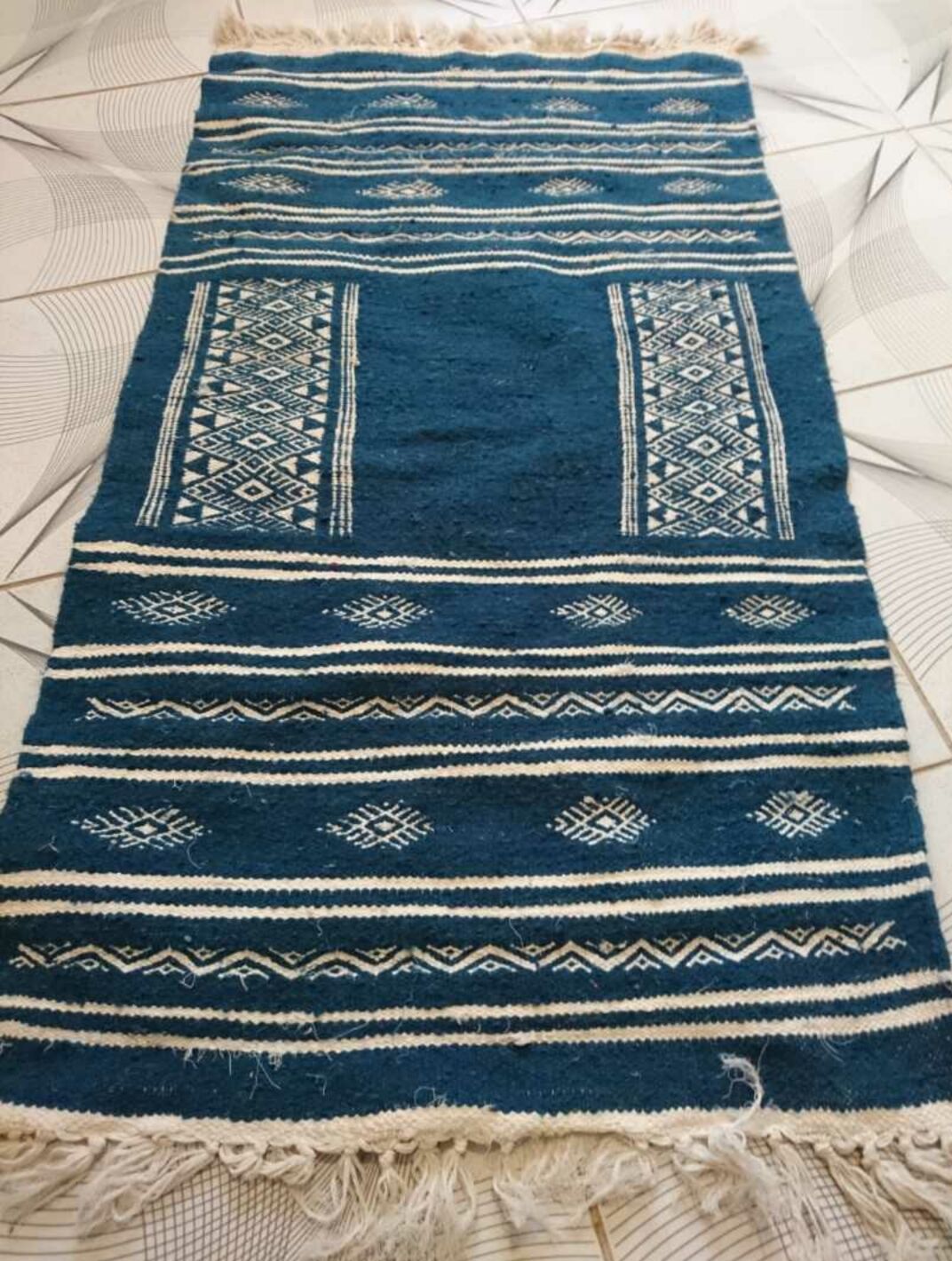 Tapis berbère kilim bleu et blanc 104 x 58 cm