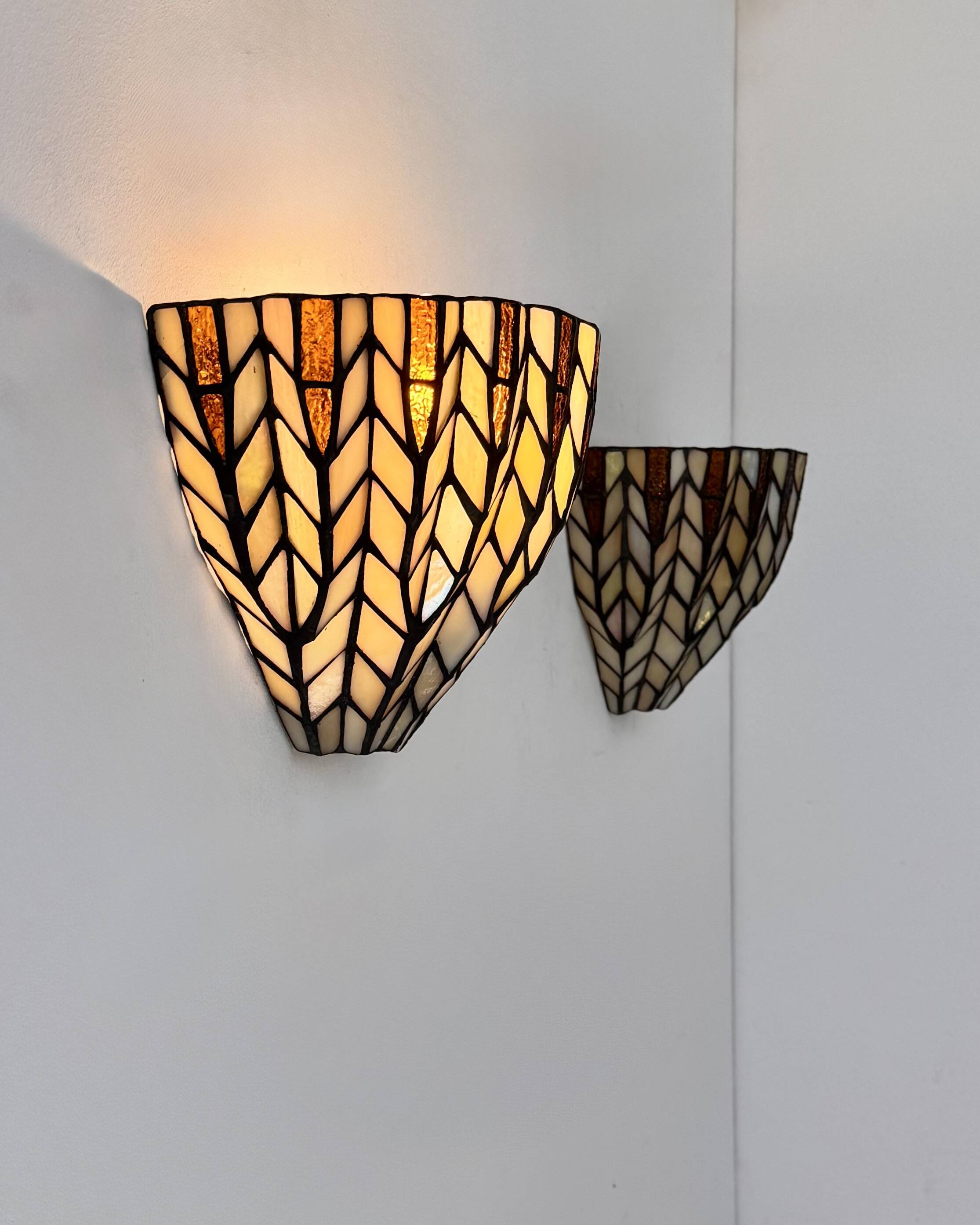 Pair of vintage "stained glass" wall lights in copper and glass, France, 1970.