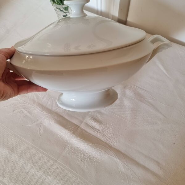 Soupière en porcelaine de Limoges, signée Coquet Design