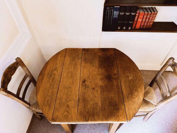 Petite table de ferme + 2 chaises en paille vintage