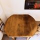 Petite table de ferme + 2 chaises en paille vintage